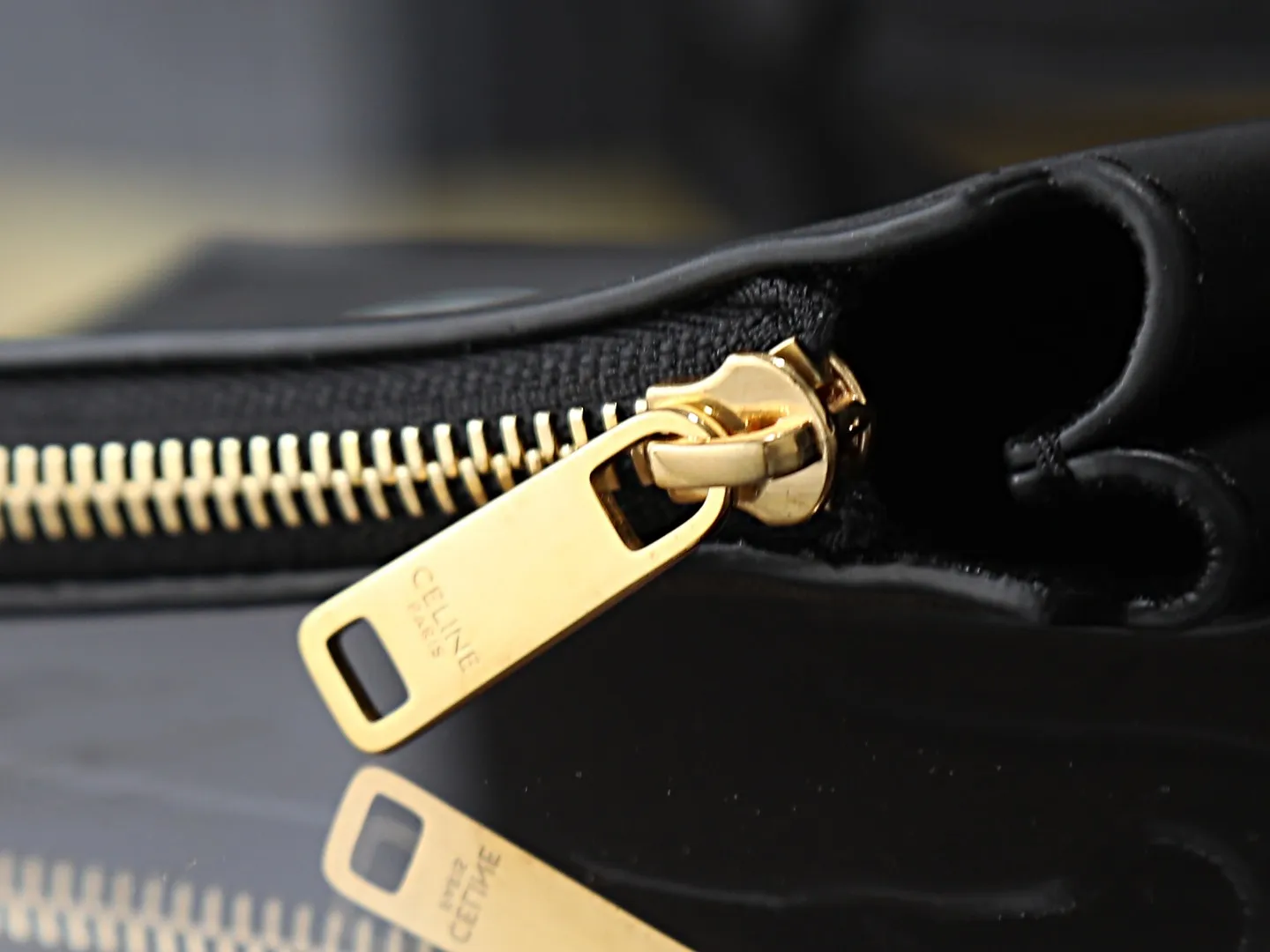 【特级品质 全钢五金】新品上线🅰️🅰️ CE 全新HOBO 手袋👜 软fufu的天然小牛皮,油润光泽感拉满,摸起来巨丝滑~ 经典hobo弧形包型,比AVA更慵懒随性,小号18x31x6cm超精致,手拎斜挎都可以😌 ✅ 亮点全在这 • 材质:柔软天然牛皮+绒面革衬里,质感绝了 • 设计:小零➕磁吸扣安全又高级 • 容量:主隔层能装、粉饼、,日常够用 • 肩带:可调节,单肩斜挎随意切换 款号:103307 18x31x6cm:18x31x6cm
