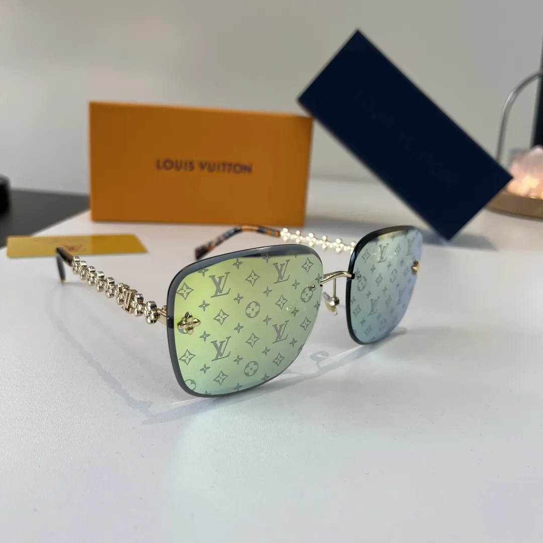 💰75¥ LV墨镜🕶️被问爆的 Lv“专柜断货王”眼镜太帅了 这款也太霸道总裁了吧 修饰脸型 时髦帅气一眼定情阿 高级的做工更显贵气时尚宠儿
