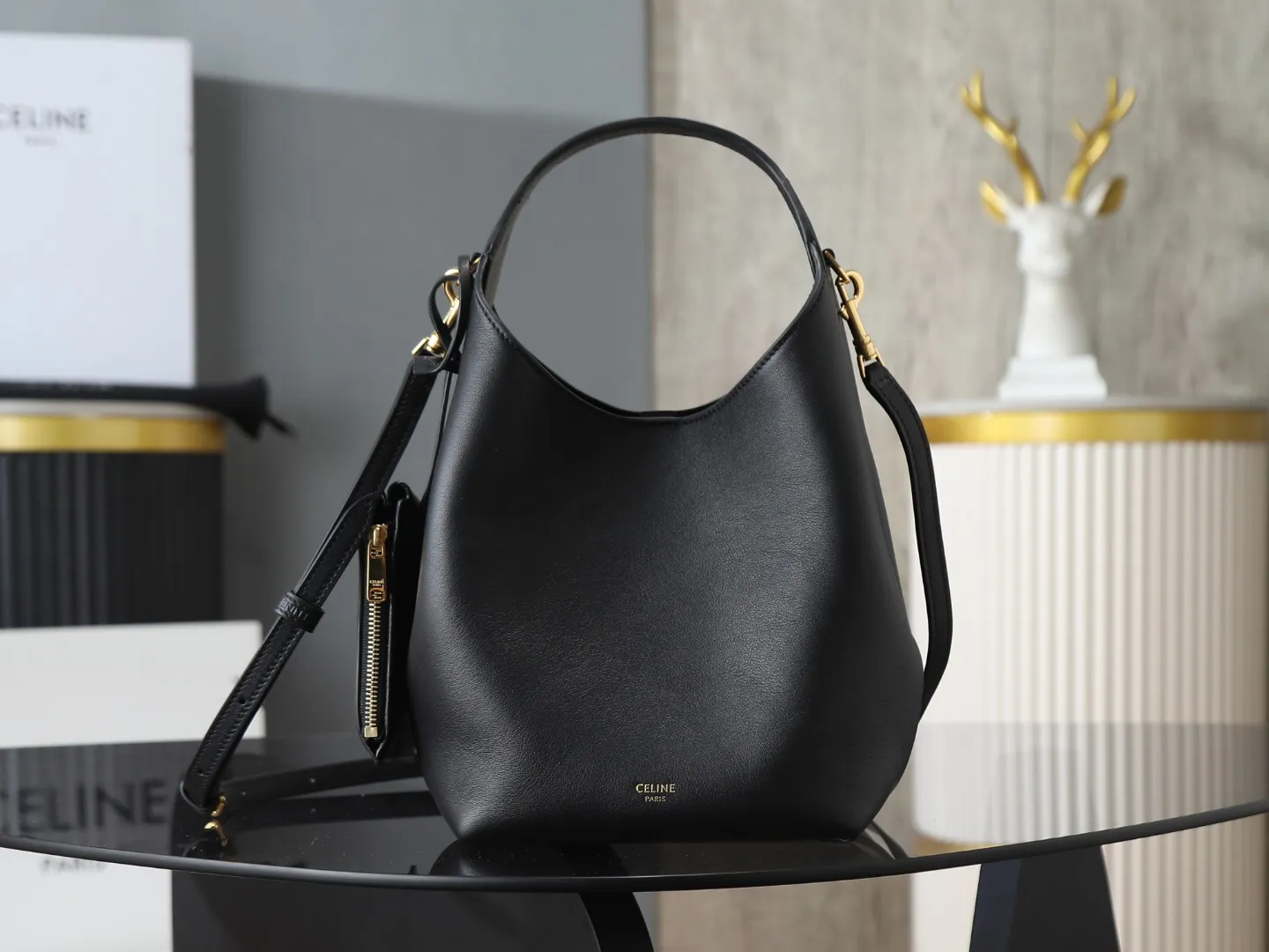 【特级品质 全钢五金】新品上线🅰️🅰️ CE 全新HOBO 手袋👜 软fufu的天然小牛皮,油润光泽感拉满,摸起来巨丝滑~ 经典hobo弧形包型,比AVA更慵懒随性,小号18x31x6cm超精致,手拎斜挎都可以😌 ✅ 亮点全在这 • 材质:柔软天然牛皮+绒面革衬里,质感绝了 • 设计:小零➕磁吸扣安全又高级 • 容量:主隔层能装、粉饼、,日常够用 • 肩带:可调节,单肩斜挎随意切换 款号:103307 18x31x6cm:18x31x6cm