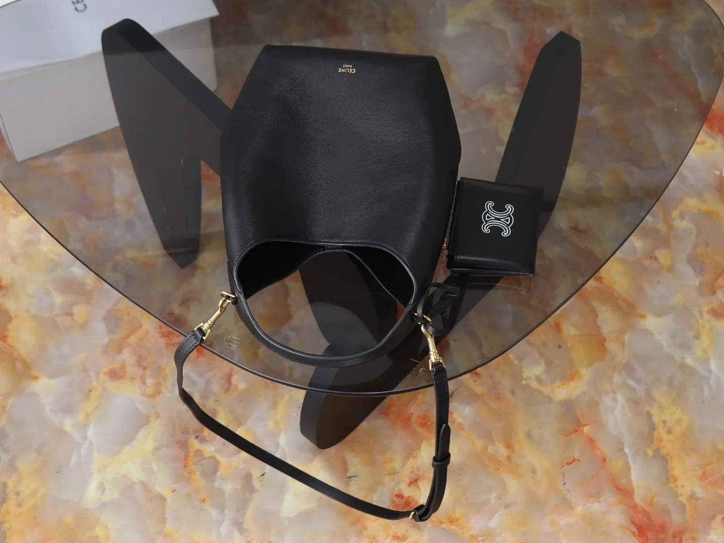 【特级品质 全钢五金】新品上线🅰️🅰️ CE 全新HOBO 手袋👜 软fufu的天然小牛皮，油润光泽感拉满，摸起来巨丝滑～ 经典hobo弧形包型，比AVA更慵懒随性，小号18x31x6cm超精致，手拎斜挎都可以😌 ✅ 亮点全在这 &bull; 材质：柔软天然牛皮+绒面革衬里，质感绝了 &bull; 设计：小零➕磁吸扣安全又高级 &bull; 容量：主隔层能装、粉饼、，日常够用 &bull; 肩带：可调节，单肩斜挎随意切换 款号：103307 18x31x6cm：18x31x6cm