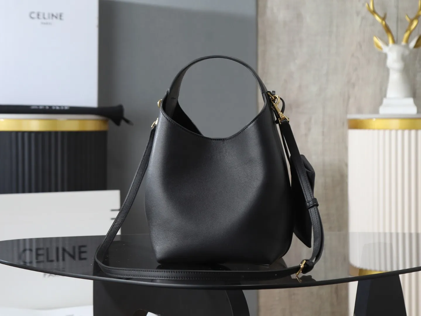 【特级品质 全钢五金】新品上线🅰️🅰️ CE 全新HOBO 手袋👜 软fufu的天然小牛皮,油润光泽感拉满,摸起来巨丝滑~ 经典hobo弧形包型,比AVA更慵懒随性,小号18x31x6cm超精致,手拎斜挎都可以😌 ✅ 亮点全在这 • 材质:柔软天然牛皮+绒面革衬里,质感绝了 • 设计:小零➕磁吸扣安全又高级 • 容量:主隔层能装、粉饼、,日常够用 • 肩带:可调节,单肩斜挎随意切换 款号:103307 18x31x6cm:18x31x6cm