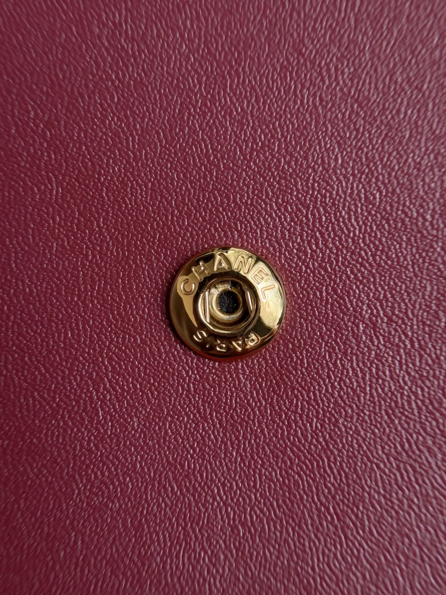 26S Maxi口盖包，荔枝纹牛皮 低调又高级✨。包身柔软，容量超大，通勤日常都能装下电脑、文件等，实用性满分！肩带可调节，单肩斜挎都OK，随性松弛感拿捏住～灵感来自经典CF系列，简约大气，时尚与功能兼备，是26S系列热门款，超适合喜欢质感和实用的姐妹们！👜 款号AS6231 尺寸19 5-32-10 配包装 浅灰色