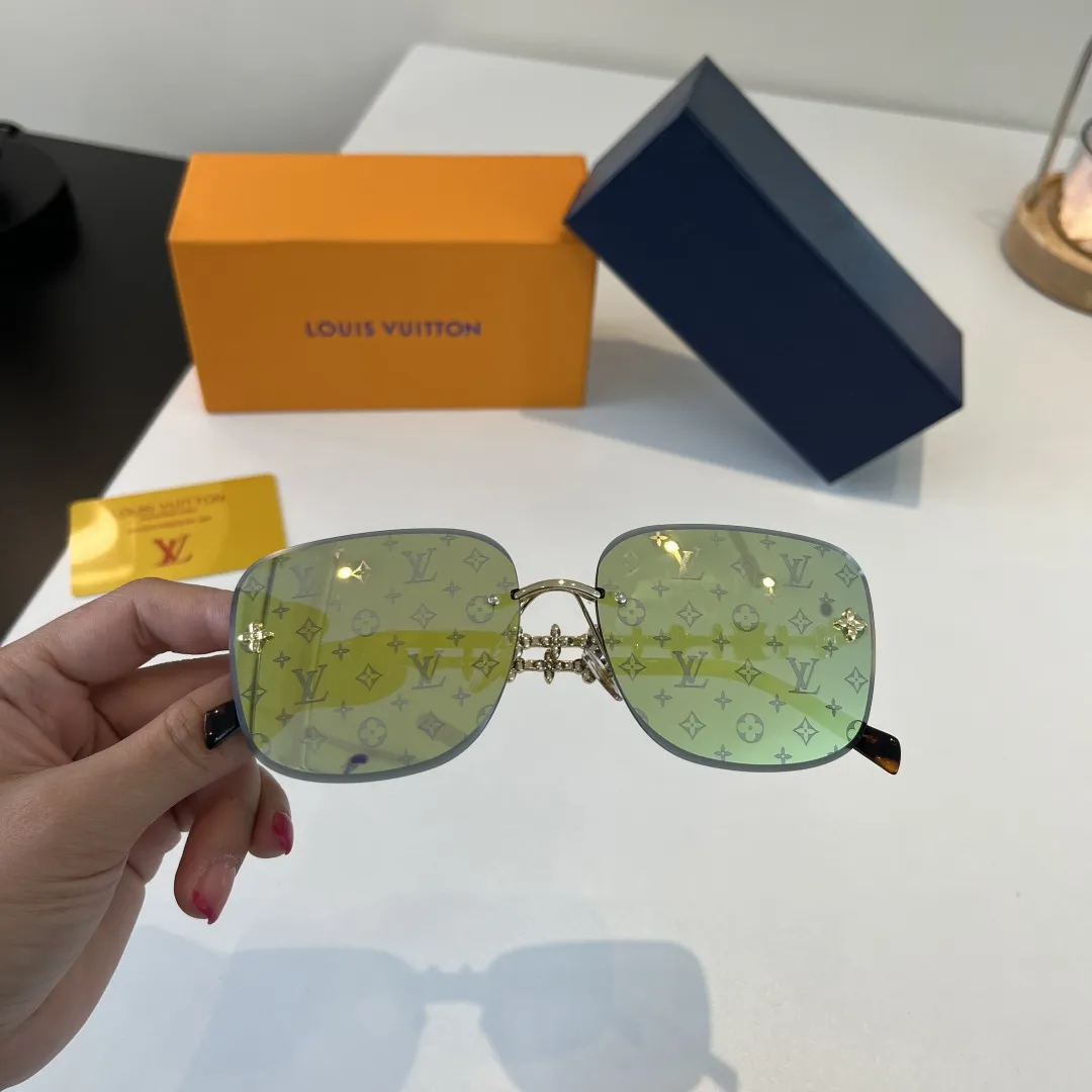 💰75¥ LV墨镜🕶️被问爆的 Lv“专柜断货王”眼镜太帅了 这款也太霸道总裁了吧 修饰脸型 时髦帅气一眼定情阿 高级的做工更显贵气时尚宠儿
