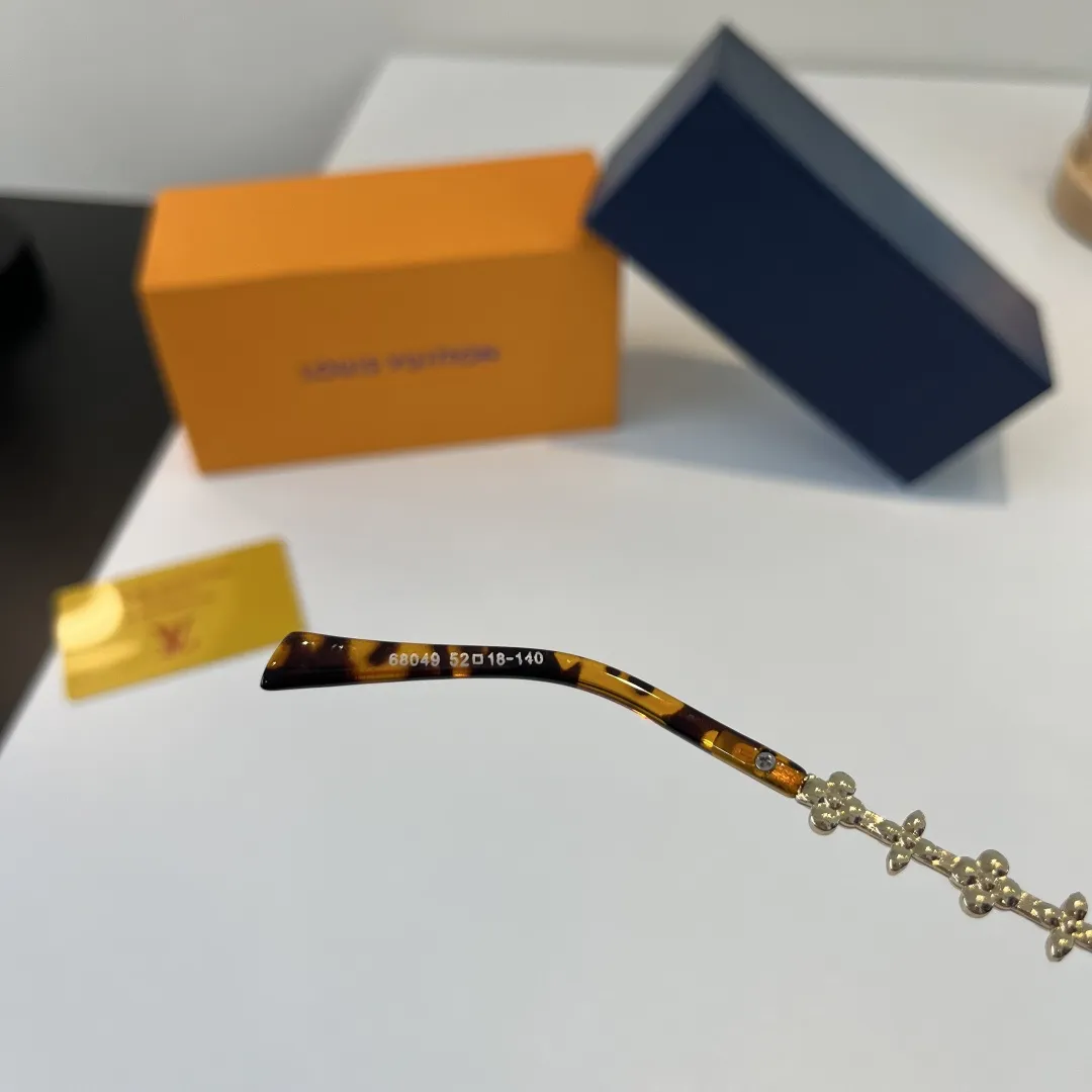 💰75&yen; LV墨镜🕶️被问爆的 Lv&ldquo;专柜断货王&rdquo;眼镜太帅了 这款也太霸道总裁了吧 修饰脸型 时髦帅气一眼定情阿 高级的做工更显贵气时尚宠儿