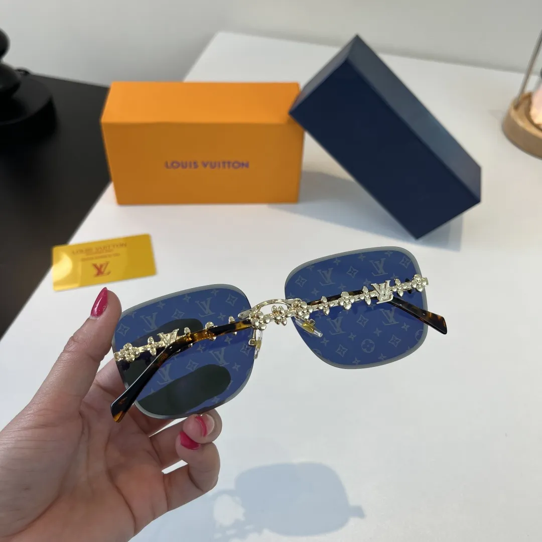 💰75&yen; LV墨镜🕶️被问爆的 Lv&ldquo;专柜断货王&rdquo;眼镜太帅了 这款也太霸道总裁了吧 修饰脸型 时髦帅气一眼定情阿 高级的做工更显贵气时尚宠儿