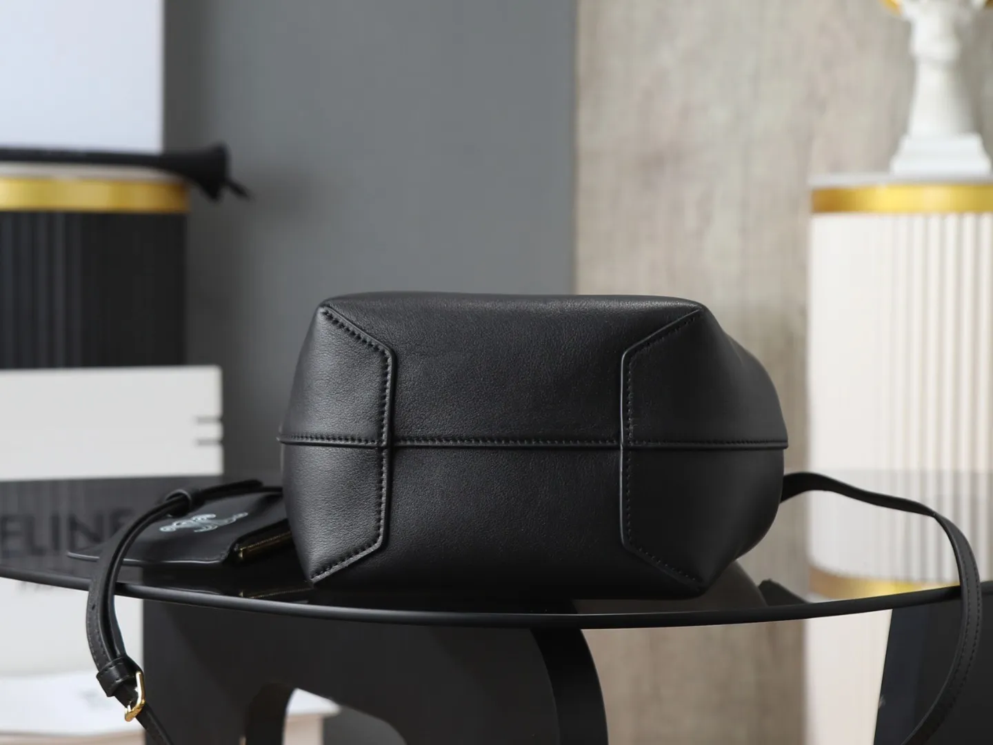【特级品质 全钢五金】新品上线🅰️🅰️ CE 全新HOBO 手袋👜 软fufu的天然小牛皮，油润光泽感拉满，摸起来巨丝滑～ 经典hobo弧形包型，比AVA更慵懒随性，小号18x31x6cm超精致，手拎斜挎都可以😌 ✅ 亮点全在这 &bull; 材质：柔软天然牛皮+绒面革衬里，质感绝了 &bull; 设计：小零➕磁吸扣安全又高级 &bull; 容量：主隔层能装、粉饼、，日常够用 &bull; 肩带：可调节，单肩斜挎随意切换 款号：103307 18x31x6cm：18x31x6cm