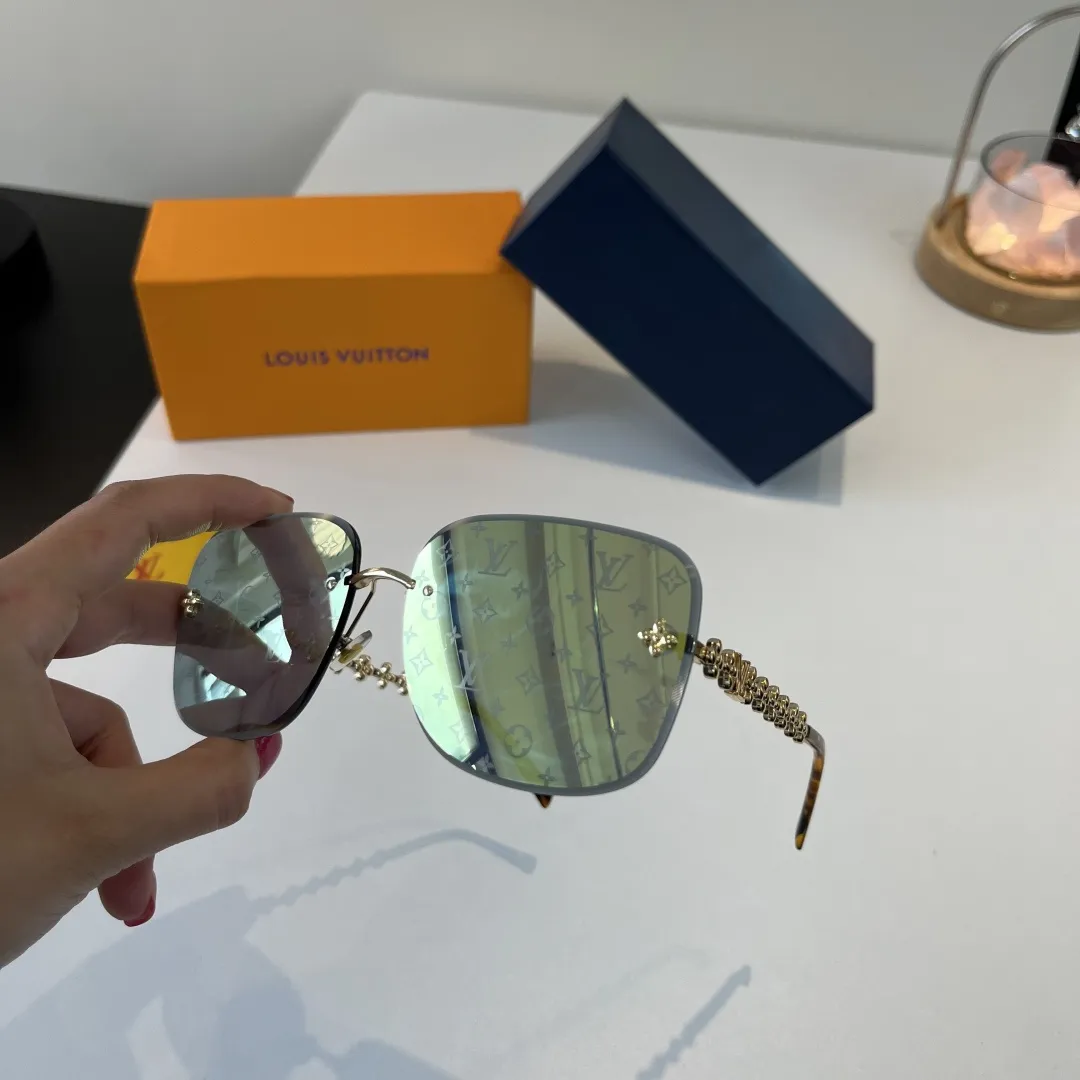 💰75¥ LV墨镜🕶️被问爆的 Lv“专柜断货王”眼镜太帅了 这款也太霸道总裁了吧 修饰脸型 时髦帅气一眼定情阿 高级的做工更显贵气时尚宠儿