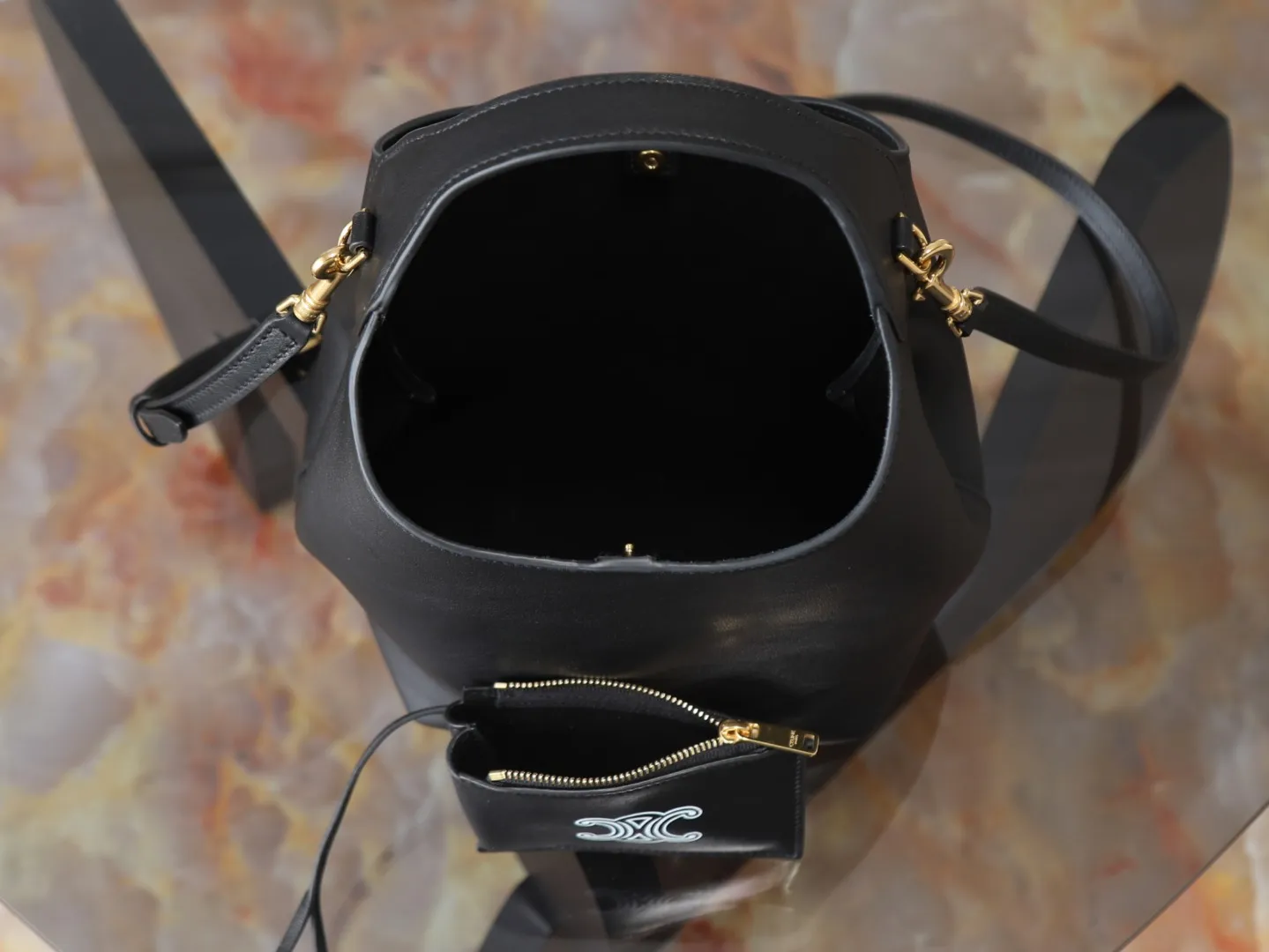 【特级品质 全钢五金】新品上线🅰️🅰️ CE 全新HOBO 手袋👜 软fufu的天然小牛皮，油润光泽感拉满，摸起来巨丝滑～ 经典hobo弧形包型，比AVA更慵懒随性，小号18x31x6cm超精致，手拎斜挎都可以😌 ✅ 亮点全在这 &bull; 材质：柔软天然牛皮+绒面革衬里，质感绝了 &bull; 设计：小零➕磁吸扣安全又高级 &bull; 容量：主隔层能装、粉饼、，日常够用 &bull; 肩带：可调节，单肩斜挎随意切换 款号：103307 18x31x6cm：18x31x6cm