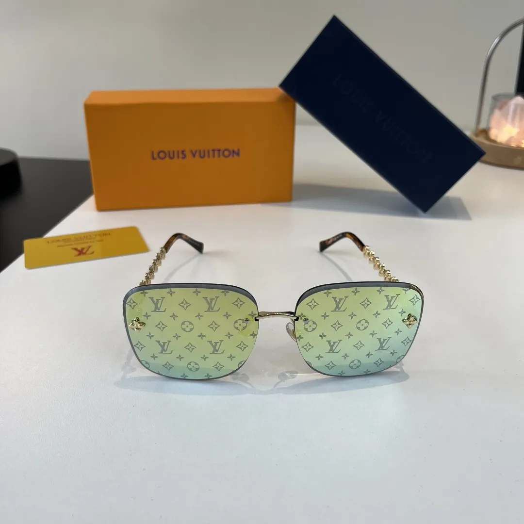 💰75¥ LV墨镜🕶️被问爆的 Lv“专柜断货王”眼镜太帅了 这款也太霸道总裁了吧 修饰脸型 时髦帅气一眼定情阿 高级的做工更显贵气时尚宠儿