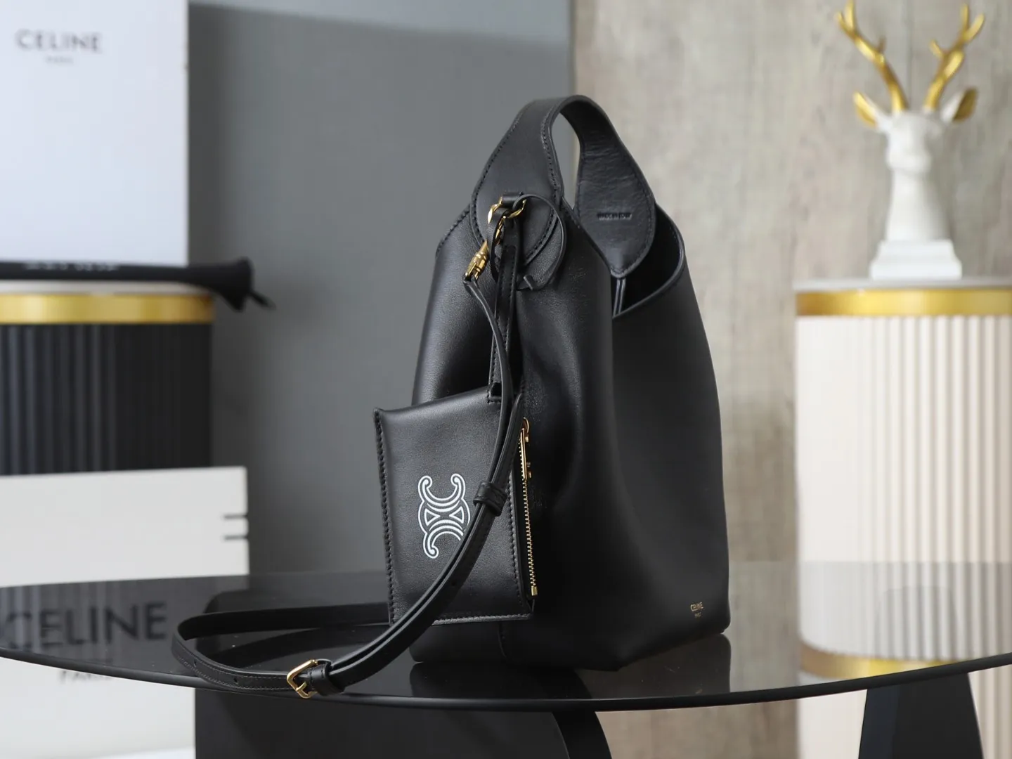 【特级品质 全钢五金】新品上线🅰️🅰️ CE 全新HOBO 手袋👜 软fufu的天然小牛皮,油润光泽感拉满,摸起来巨丝滑~ 经典hobo弧形包型,比AVA更慵懒随性,小号18x31x6cm超精致,手拎斜挎都可以😌 ✅ 亮点全在这 • 材质:柔软天然牛皮+绒面革衬里,质感绝了 • 设计:小零➕磁吸扣安全又高级 • 容量:主隔层能装、粉饼、,日常够用 • 肩带:可调节,单肩斜挎随意切换 款号:103307 18x31x6cm:18x31x6cm