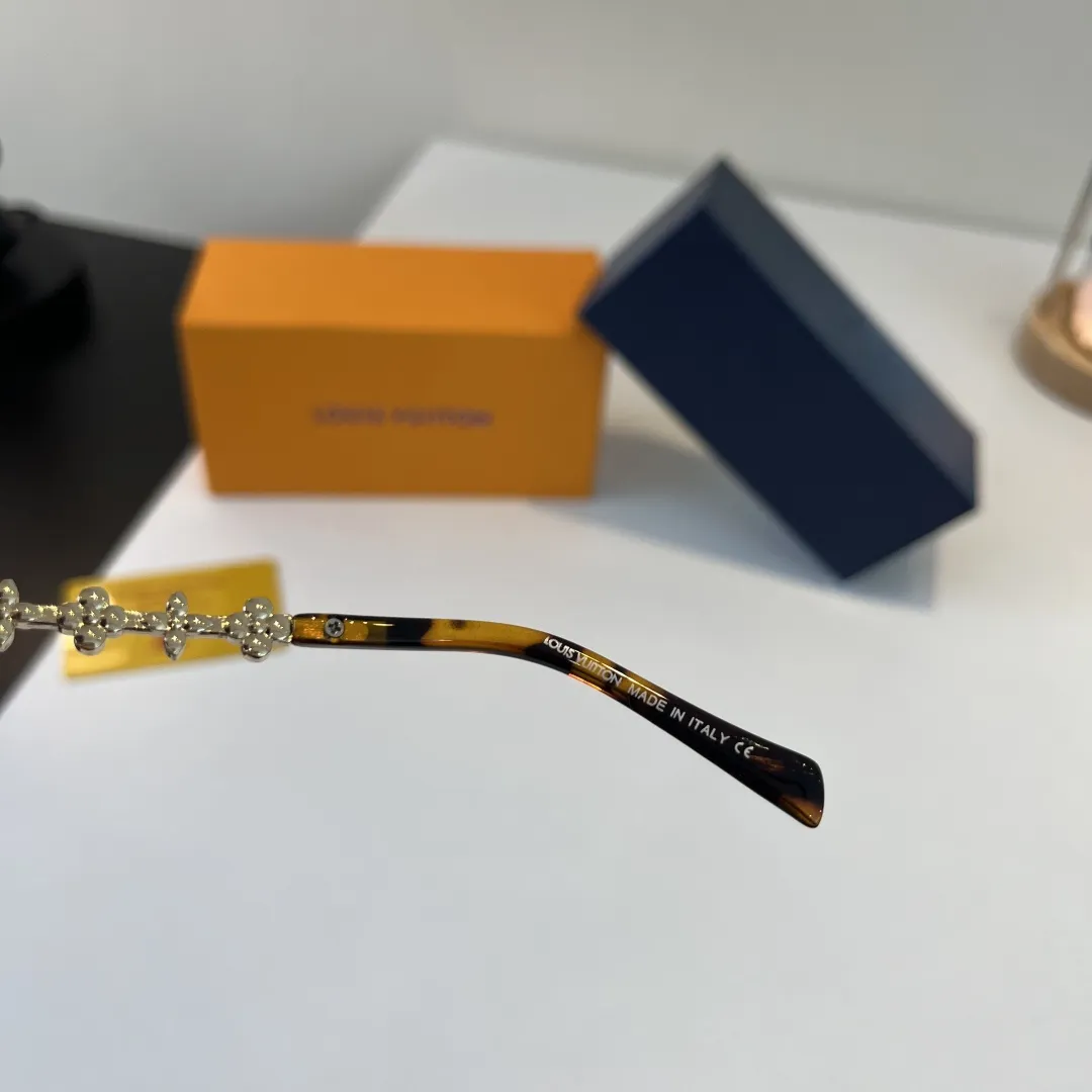 💰75¥ LV墨镜🕶️被问爆的 Lv“专柜断货王”眼镜太帅了 这款也太霸道总裁了吧 修饰脸型 时髦帅气一眼定情阿 高级的做工更显贵气时尚宠儿