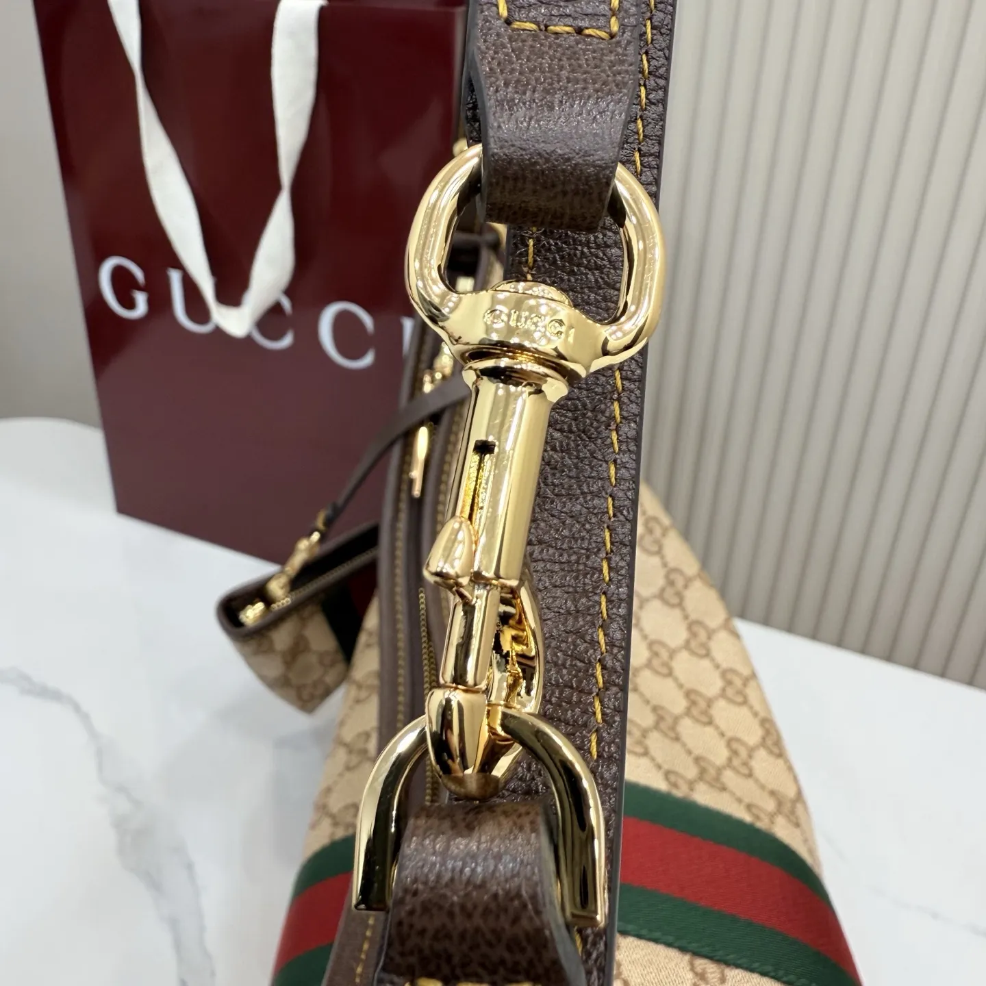 p580。【配全套包装】‼️Generation Gucci古驰世代系列深入探索品牌的典藏元素,将不同世代的设计融合为统一的美学叙事。全新单肩包,兼具多功能与精致感,可斜挎或肩背。可拆卸迷你包可收纳AirPods及小件物品,增添实用而灵动的细节。 沙色和深棕色GG涂层帆布 棕色皮革滚边 金色调配件 织带 GG涂层帆布和棕色棉布衬里 双拉链开合 型号:A008NS。 尺寸:39.5厘米(宽)x 29厘米(高)x 15.5厘米(深) 滑动肩链带高:31厘米 - 54厘米 颜色:杏色/水晶。 意大利创作
