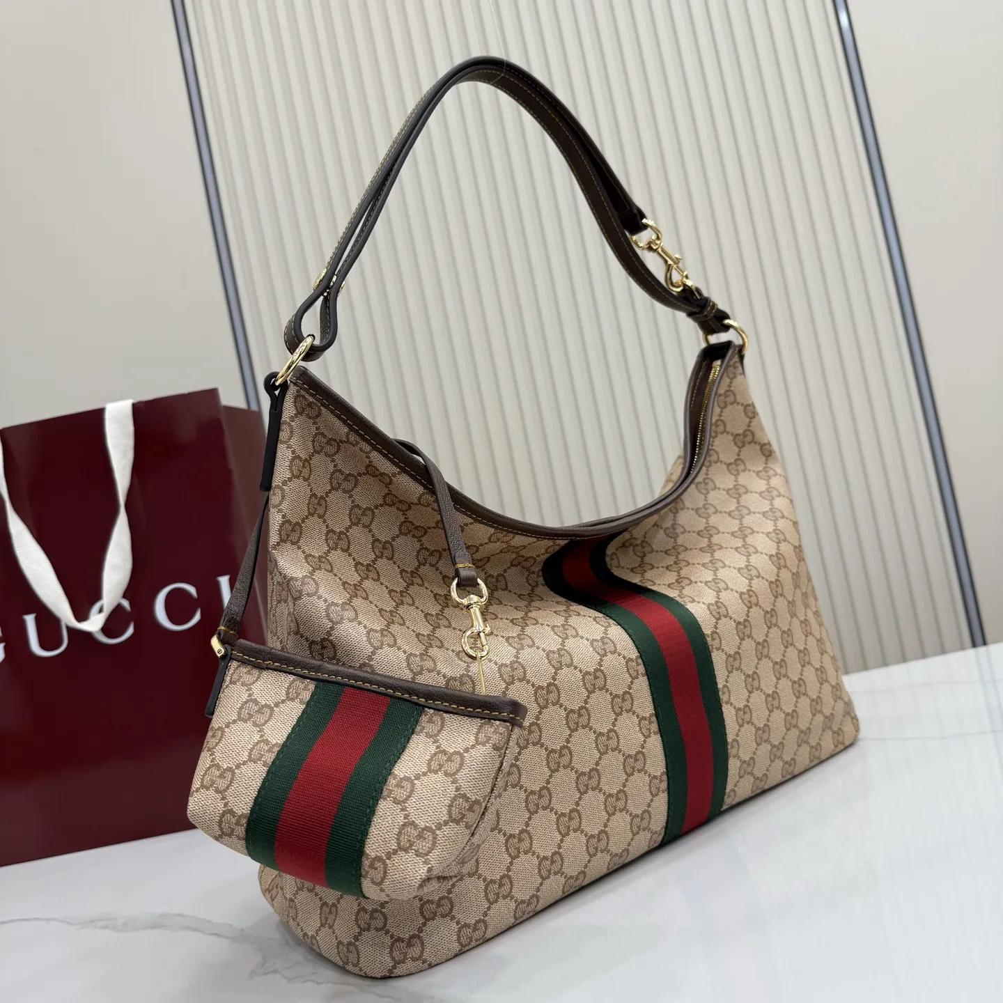 p580。【配全套包装】‼️Generation Gucci古驰世代系列深入探索品牌的典藏元素,将不同世代的设计融合为统一的美学叙事。全新单肩包,兼具多功能与精致感,可斜挎或肩背。可拆卸迷你包可收纳AirPods及小件物品,增添实用而灵动的细节。 沙色和深棕色GG涂层帆布 棕色皮革滚边 金色调配件 织带 GG涂层帆布和棕色棉布衬里 双拉链开合 型号:A008NS。 尺寸:39.5厘米(宽)x 29厘米(高)x 15.5厘米(深) 滑动肩链带高:31厘米 - 54厘米 颜色:杏色/水晶。 意大利创作