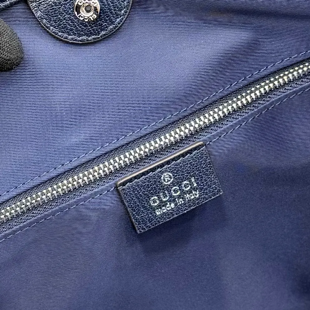 p520。【配全套包装】‼️将不同世代的设计融入一个美学叙事中。GG牛仔布搭配品牌标识徽牌,为精致廓形增添标志性细节。这款托特包提升了日常风格,内部配有拉链口袋。 深蓝色水洗GG牛仔布 深蓝色皮革滚边 钯色金属配件 Gucci牌匾 蓝色尼龙衬里 内部:1个口袋 皮革肩带下垂:25.5厘米 饰按扣闭合 型号:874745。 尺寸:38厘米(宽)x 29.5厘米(高)x 13厘米(深) 颜色:蓝色/牛仔。 意大利创作
