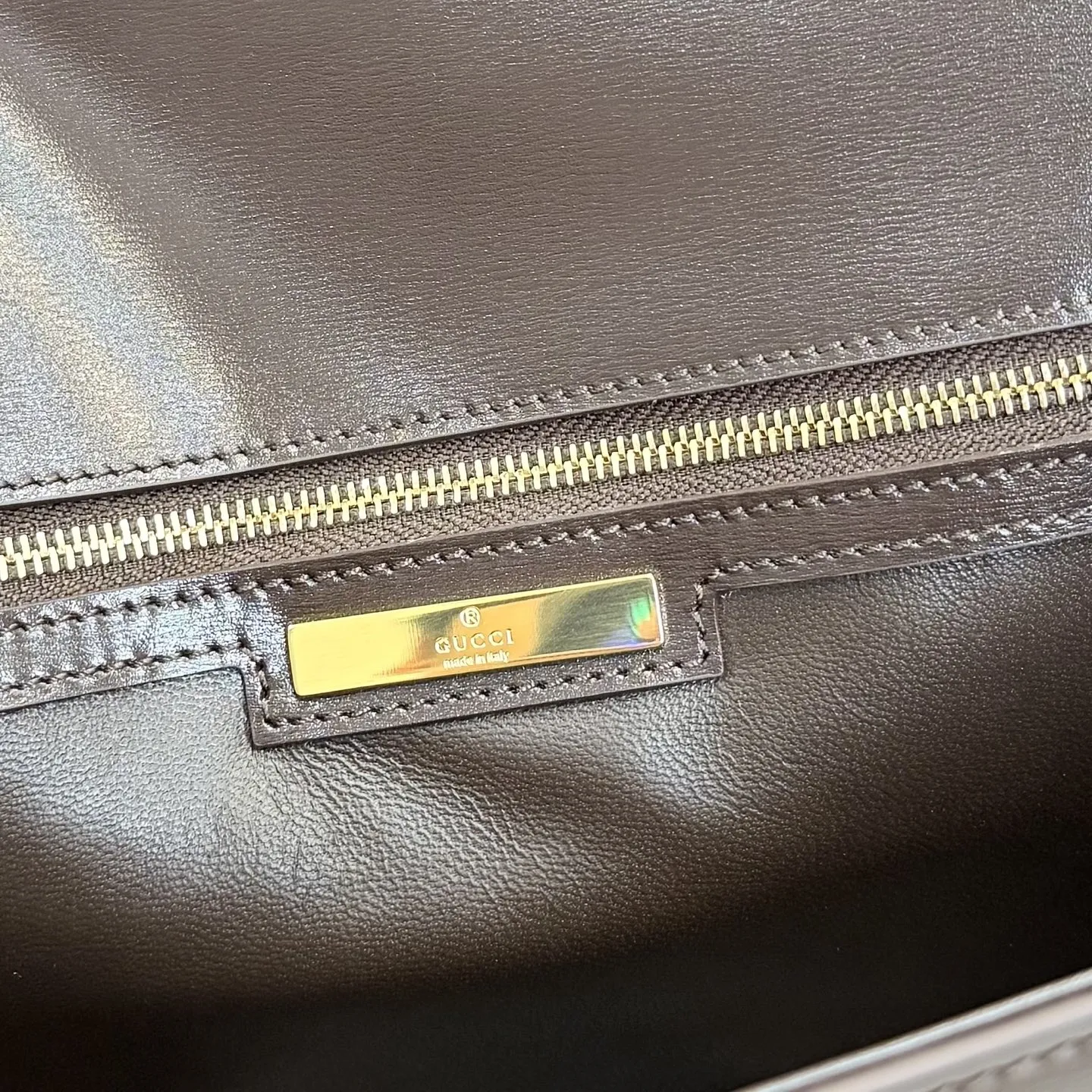 p830。【配全套包装】‼️Gucci Primavera系列通过融合创新与务实的愿景,确立了廓形、质地与材质的新语汇。这款顶部提手包采用光泽皮革打造,质地柔软,廓形简洁,可作为手提包、单肩包或斜挎包背携。包身配有品牌标志性的马衔扣配件。 金属支脚 内部:1个拉链口袋 外部:1个后袋 皮革顶部提手垂直高度:15厘米;长度:44厘米 可拆卸和可调节皮革肩带下垂长度:47 - 53.5厘米;长度:98 - 113厘米 翻盖开合 型号:A006N6。 尺寸:27.5厘米(宽)x 19厘米(高)x 9厘米(深) 重量:约0.7千克 颜色:深巧色/全皮。 意大利创作