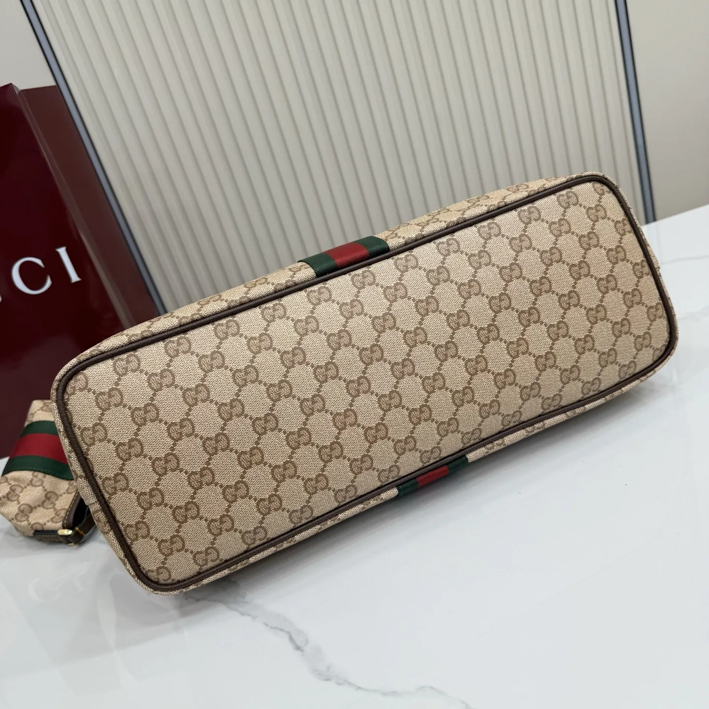 p580。【配全套包装】‼️Generation Gucci古驰世代系列深入探索品牌的典藏元素，将不同世代的设计融合为统一的美学叙事。全新单肩包，兼具多功能与精致感，可斜挎或肩背。可拆卸迷你包可收纳AirPods及小件物品，增添实用而灵动的细节。 沙色和深棕色GG涂层帆布 棕色皮革滚边 金色调配件 织带 GG涂层帆布和棕色棉布衬里 双拉链开合 型号：A008NS。 尺寸：39.5厘米（宽）x 29厘米（高）x 15.5厘米（深） 滑动肩链带高：31厘米 - 54厘米 颜色：杏色/水晶。 意大利创作