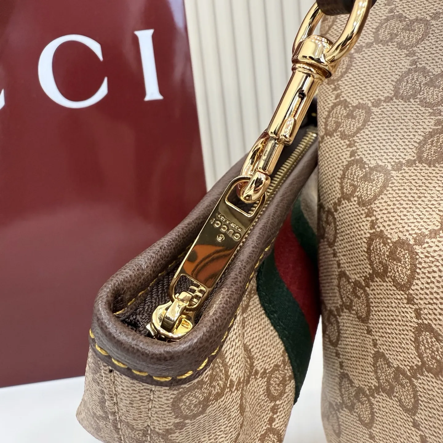 p580。【配全套包装】‼️Generation Gucci古驰世代系列深入探索品牌的典藏元素,将不同世代的设计融合为统一的美学叙事。全新单肩包,兼具多功能与精致感,可斜挎或肩背。可拆卸迷你包可收纳AirPods及小件物品,增添实用而灵动的细节。 沙色和深棕色GG涂层帆布 棕色皮革滚边 金色调配件 织带 GG涂层帆布和棕色棉布衬里 双拉链开合 型号:A008NS。 尺寸:39.5厘米(宽)x 29厘米(高)x 15.5厘米(深) 滑动肩链带高:31厘米 - 54厘米 颜色:杏色/水晶。 意大利创作