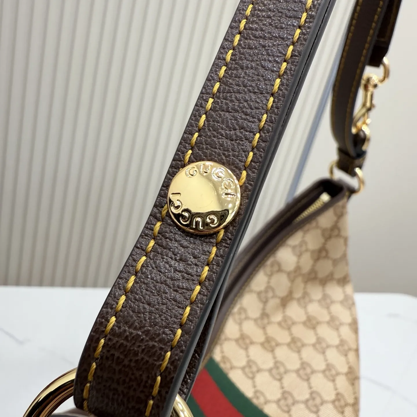 p580。【配全套包装】‼️Generation Gucci古驰世代系列深入探索品牌的典藏元素，将不同世代的设计融合为统一的美学叙事。全新单肩包，兼具多功能与精致感，可斜挎或肩背。可拆卸迷你包可收纳AirPods及小件物品，增添实用而灵动的细节。 沙色和深棕色GG涂层帆布 棕色皮革滚边 金色调配件 织带 GG涂层帆布和棕色棉布衬里 双拉链开合 型号：A008NS。 尺寸：39.5厘米（宽）x 29厘米（高）x 15.5厘米（深） 滑动肩链带高：31厘米 - 54厘米 颜色：杏色/水晶。 意大利创作