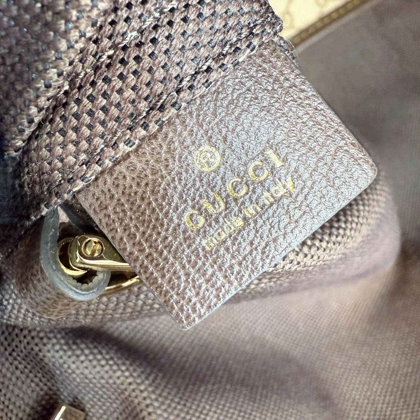 p580。【配全套包装】‼️Generation Gucci古驰世代系列深入探索品牌的典藏元素，将不同世代的设计融合为统一的美学叙事。全新单肩包，兼具多功能与精致感，可斜挎或肩背。可拆卸迷你包可收纳AirPods及小件物品，增添实用而灵动的细节。 沙色和深棕色GG涂层帆布 棕色皮革滚边 金色调配件 织带 GG涂层帆布和棕色棉布衬里 双拉链开合 型号：A008NS。 尺寸：39.5厘米（宽）x 29厘米（高）x 15.5厘米（深） 滑动肩链带高：31厘米 - 54厘米 颜色：杏色/水晶。 意大利创作