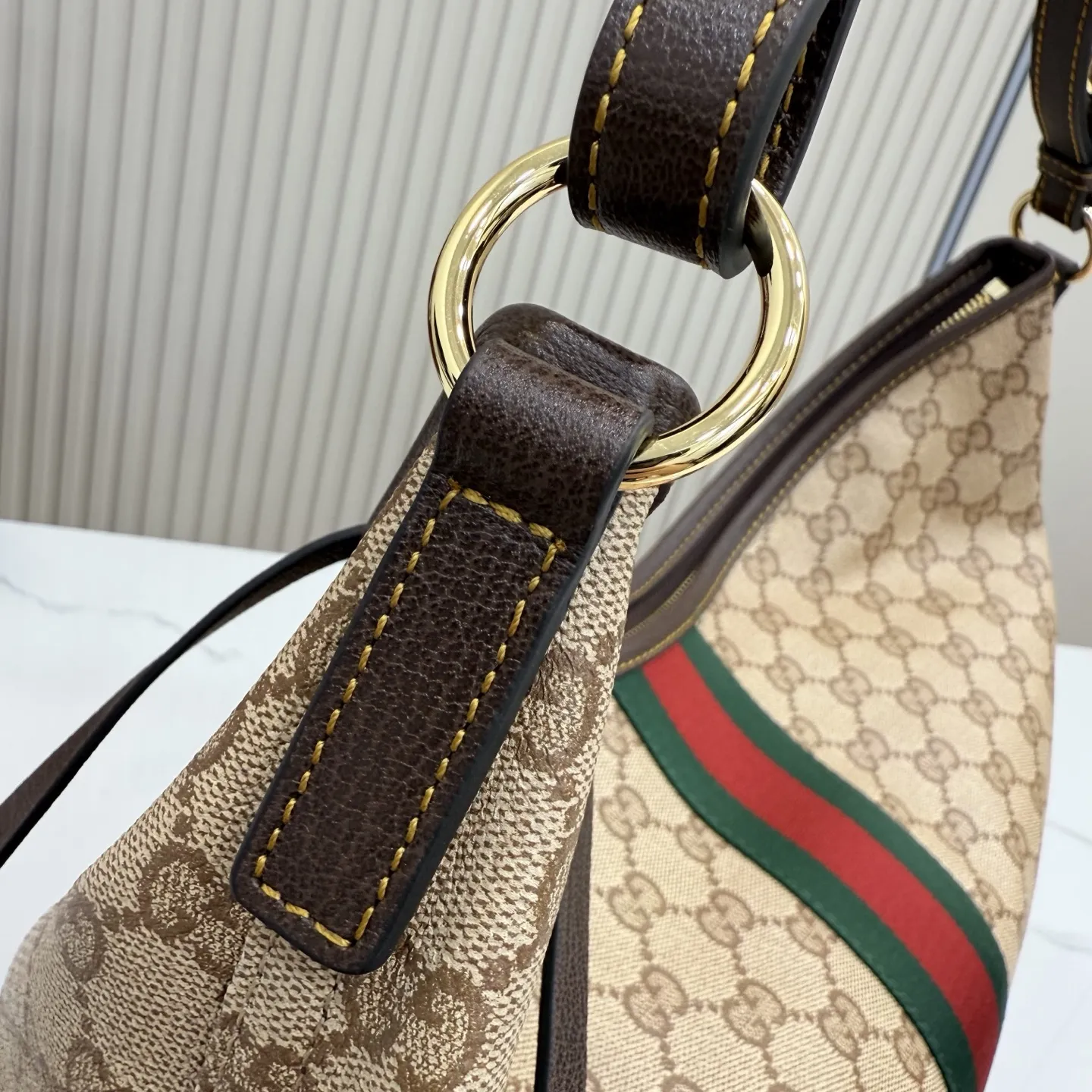 p580。【配全套包装】‼️Generation Gucci古驰世代系列深入探索品牌的典藏元素，将不同世代的设计融合为统一的美学叙事。全新单肩包，兼具多功能与精致感，可斜挎或肩背。可拆卸迷你包可收纳AirPods及小件物品，增添实用而灵动的细节。 沙色和深棕色GG涂层帆布 棕色皮革滚边 金色调配件 织带 GG涂层帆布和棕色棉布衬里 双拉链开合 型号：A008NS。 尺寸：39.5厘米（宽）x 29厘米（高）x 15.5厘米（深） 滑动肩链带高：31厘米 - 54厘米 颜色：杏色/水晶。 意大利创作