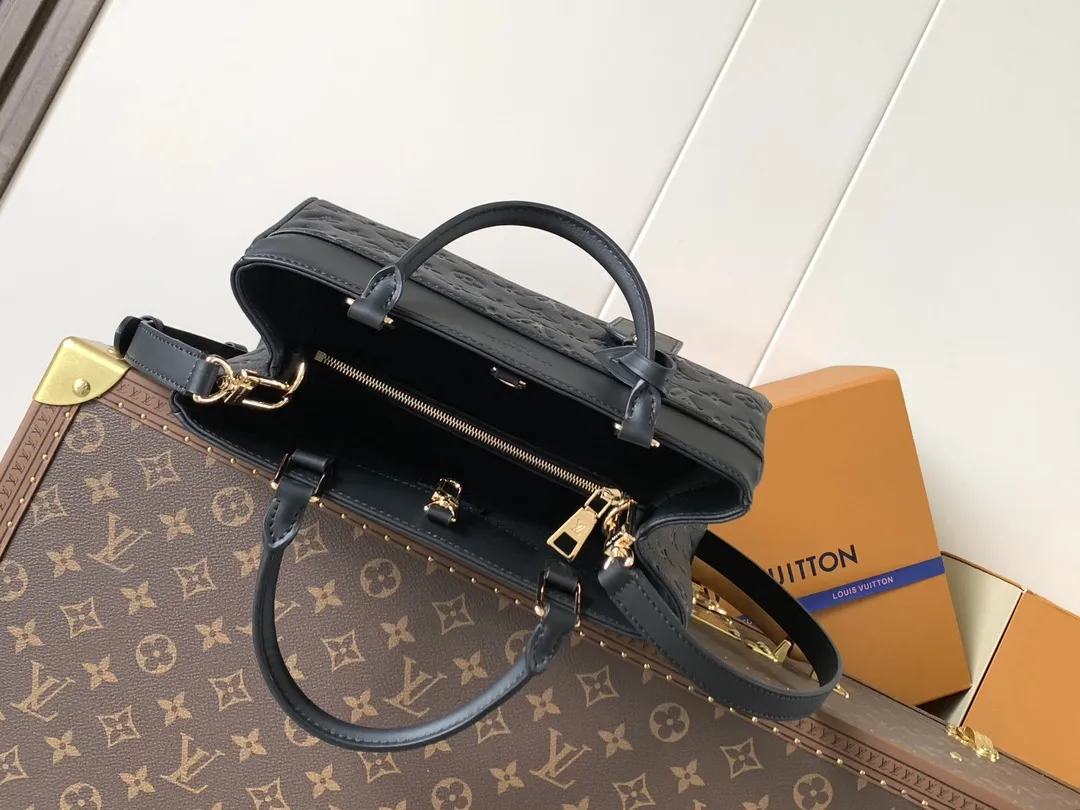 💰600顶级原单，变码芯片 M25577黑色 M15231杏色 为了时尚都市的生活方式，将功能性与优雅的轮廓结合起来的City Avenue PM（Avenue PM）。日常和晚间的造型都增添了优雅感的单品。从巴黎优雅街头获得灵感的现代托特包。以签名Monogram前缀皮革材质装饰了名纹和金色的硬件设计。将把手折叠到内部，可以演绎出十字形风格的信使包。 30 x 19.5 x 12厘米 （长度x高度x宽度）