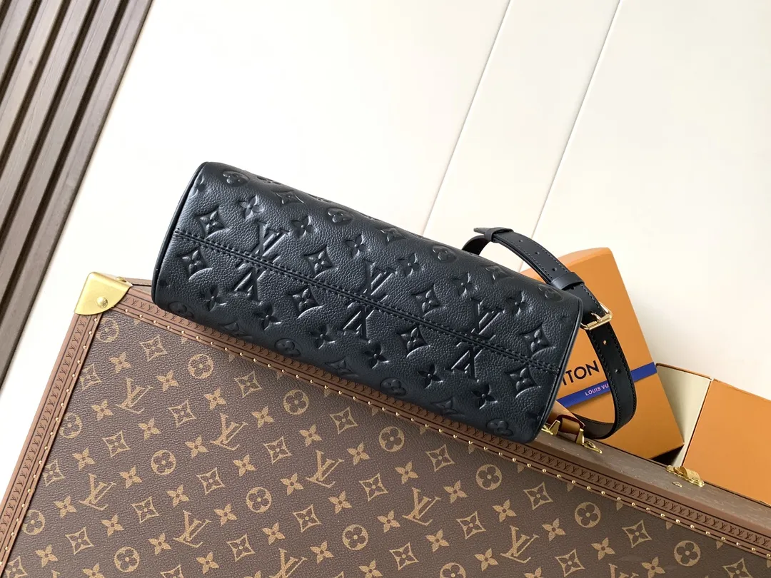 💰600顶级原单，变码芯片 M25577黑色 M15231杏色 为了时尚都市的生活方式，将功能性与优雅的轮廓结合起来的City Avenue PM（Avenue PM）。日常和晚间的造型都增添了优雅感的单品。从巴黎优雅街头获得灵感的现代托特包。以签名Monogram前缀皮革材质装饰了名纹和金色的硬件设计。将把手折叠到内部，可以演绎出十字形风格的信使包。 30 x 19.5 x 12厘米 （长度x高度x宽度）