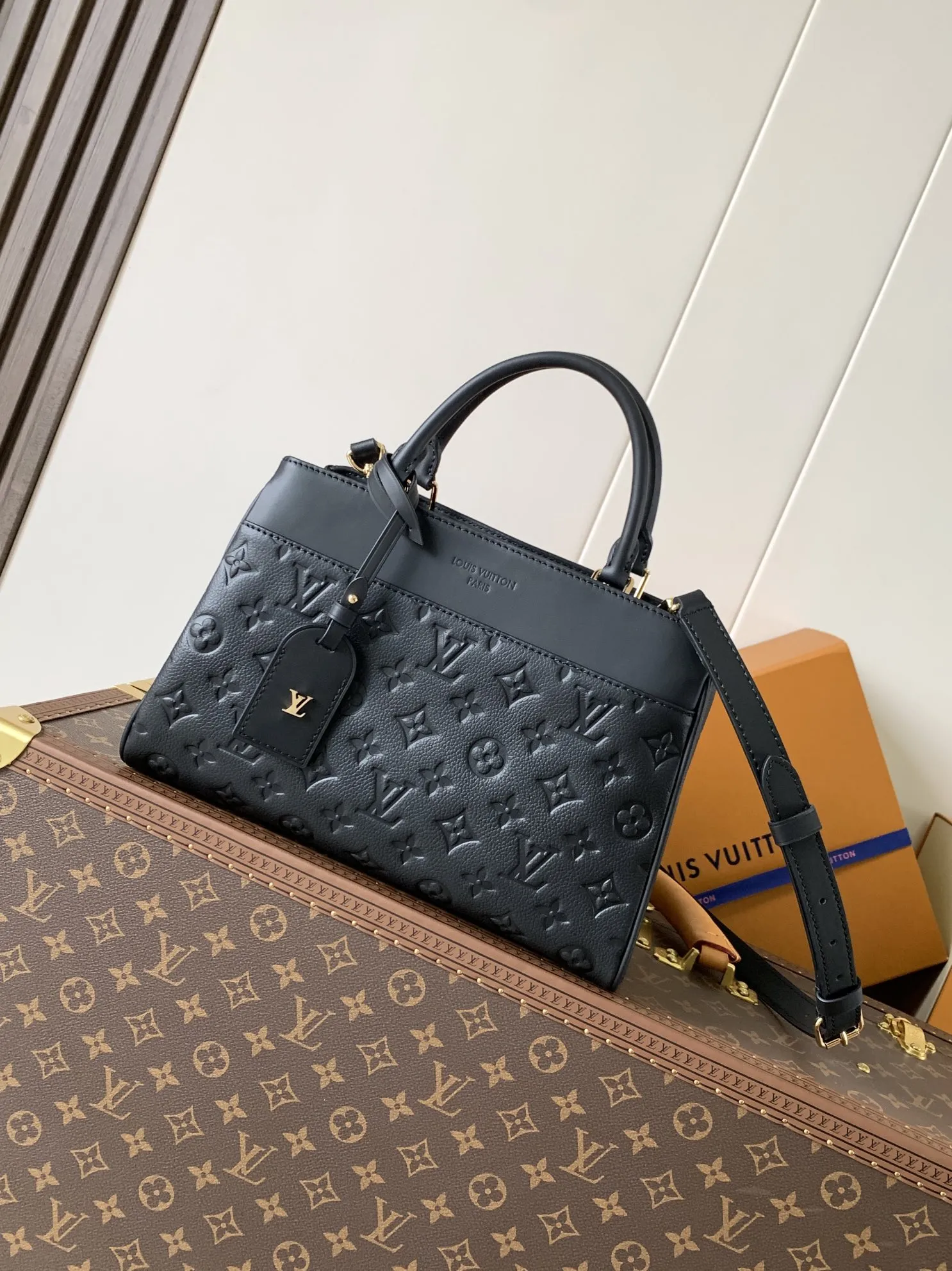 💰600顶级原单，变码芯片 M25577黑色 M15231杏色 为了时尚都市的生活方式，将功能性与优雅的轮廓结合起来的City Avenue PM（Avenue PM）。日常和晚间的造型都增添了优雅感的单品。从巴黎优雅街头获得灵感的现代托特包。以签名Monogram前缀皮革材质装饰了名纹和金色的硬件设计。将把手折叠到内部，可以演绎出十字形风格的信使包。 30 x 19.5 x 12厘米 （长度x高度x宽度）