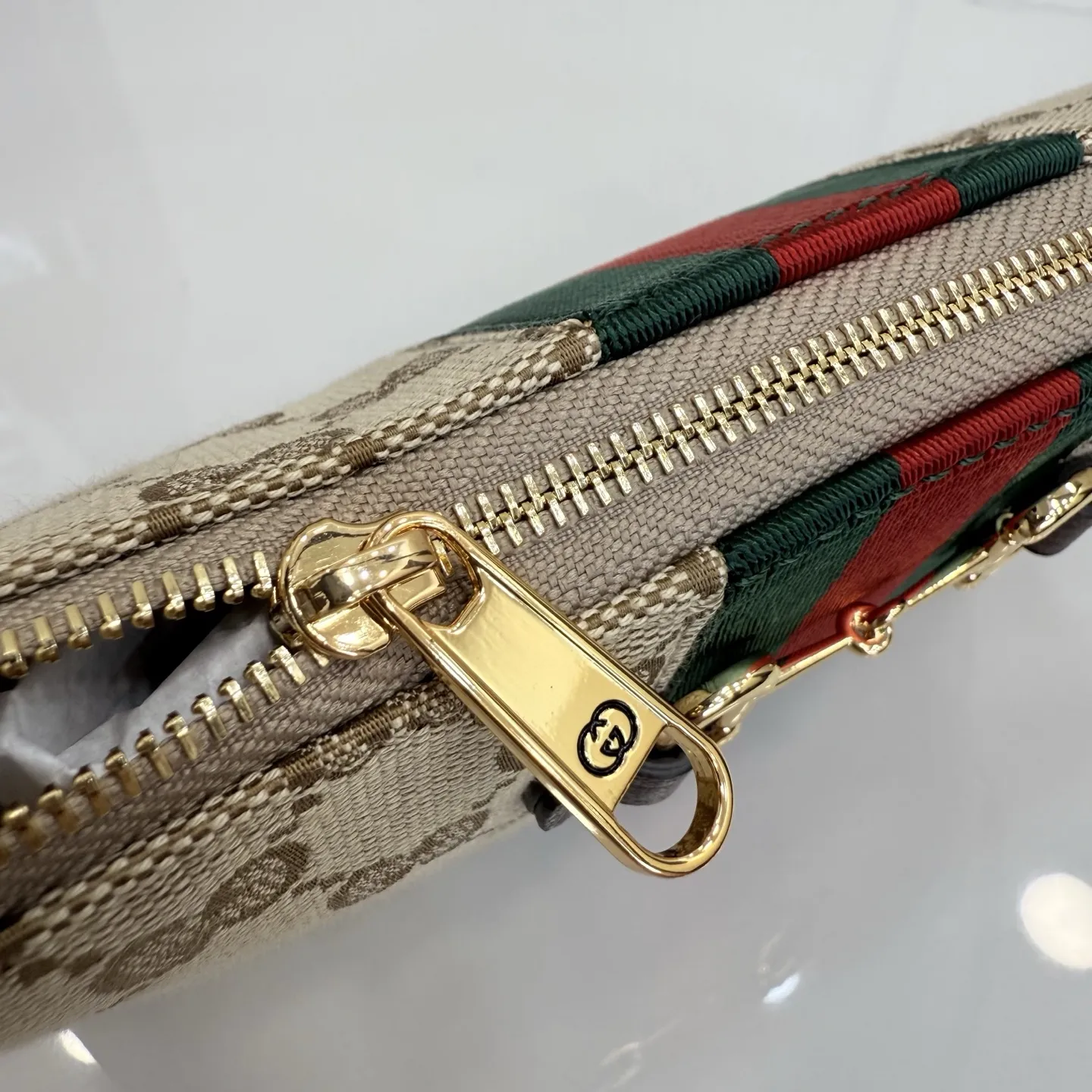 p420。【配全套包装】‼️Generation Gucci古驰世代系列深入探索品牌的典藏元素，将不同世代的设计融合为统一的美学叙事。小皮具设计向马衔扣致敬，将标志性配件细节与Web条纹织带融合，注入复古优雅气息。这款款式采用GG帆布制作，并配有可调节肩带。 沙色和深棕色GG帆布 棕色皮革滚边 金色调配件 沙色帆布衬里，饰有钻石菱格纹图案和棕色塔夫绸衬里 马衔扣、织带和意大利创作Gucci标识 内部：3个卡片隔层 可调节皮革肩带，下垂长度：30厘米 拉链封口 型号：867130。 尺寸：20厘米（宽）x 12.5厘米（高）x 4.5厘米（下深）x 1.5厘米（上深） 重量：约 166 克 颜色：杏布/棕色。 意大利创作