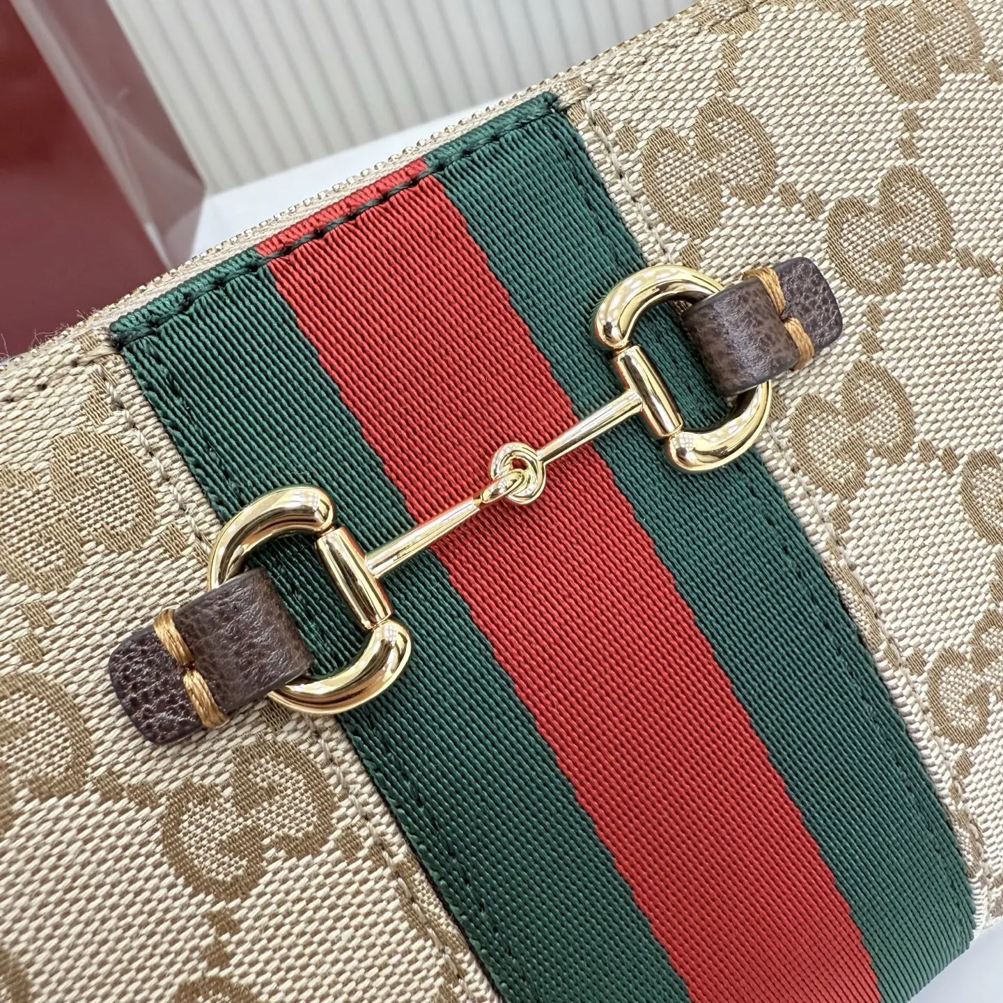 p420。【配全套包装】‼️Generation Gucci古驰世代系列深入探索品牌的典藏元素,将不同世代的设计融合为统一的美学叙事。小皮具设计向马衔扣致敬,将标志性配件细节与Web条纹织带融合,注入复古优雅气息。这款款式采用GG帆布制作,并配有可调节肩带。 沙色和深棕色GG帆布 棕色皮革滚边 金色调配件 沙色帆布衬里,饰有钻石菱格纹图案和棕色塔夫绸衬里 马衔扣、织带和意大利创作Gucci标识 内部:3个卡片隔层 可调节皮革肩带,下垂长度:30厘米 拉链封口 型号:867130。 尺寸:20厘米(宽)x 12.5厘米(高)x 4.5厘米(下深)x 1.5厘米(上深) 重量:约 166 克 颜色:杏布/棕色。 意大利创作