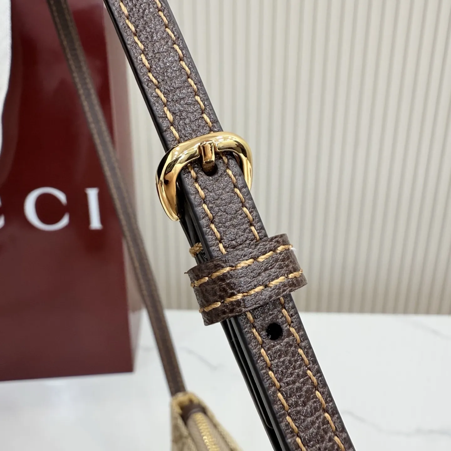 p420。【配全套包装】‼️Generation Gucci古驰世代系列深入探索品牌的典藏元素，将不同世代的设计融合为统一的美学叙事。小皮具设计向马衔扣致敬，将标志性配件细节与Web条纹织带融合，注入复古优雅气息。这款款式采用GG帆布制作，并配有可调节肩带。 沙色和深棕色GG帆布 棕色皮革滚边 金色调配件 沙色帆布衬里，饰有钻石菱格纹图案和棕色塔夫绸衬里 马衔扣、织带和意大利创作Gucci标识 内部：3个卡片隔层 可调节皮革肩带，下垂长度：30厘米 拉链封口 型号：867130。 尺寸：20厘米（宽）x 12.5厘米（高）x 4.5厘米（下深）x 1.5厘米（上深） 重量：约 166 克 颜色：杏布/棕色。 意大利创作