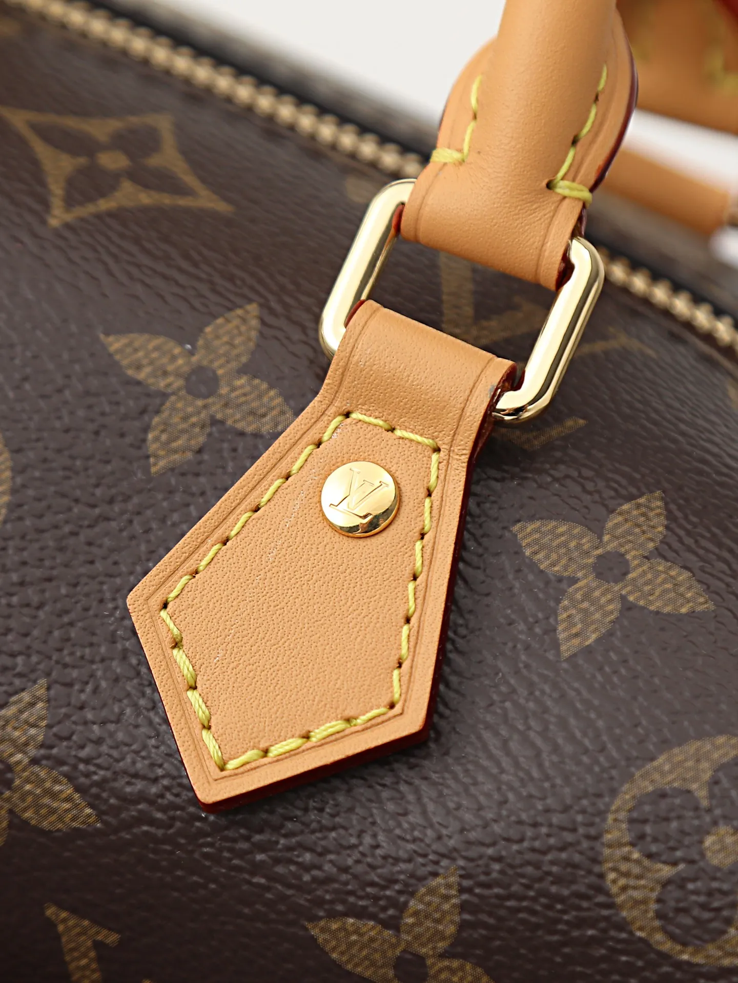 💰380✨顶级原单✨163变码芯片✨型号:M13226 老花 本款Nano Speedy LT手袋选用品牌经典Monogram Empreinte皮革裁出摩登紧凑构型,并以柔美色调烘托耀目金属件。可拆卸系带链条提供多样背携选择。可于昼夜场合有序收纳日常所需。 尺寸:18x10.5x11.5厘米
