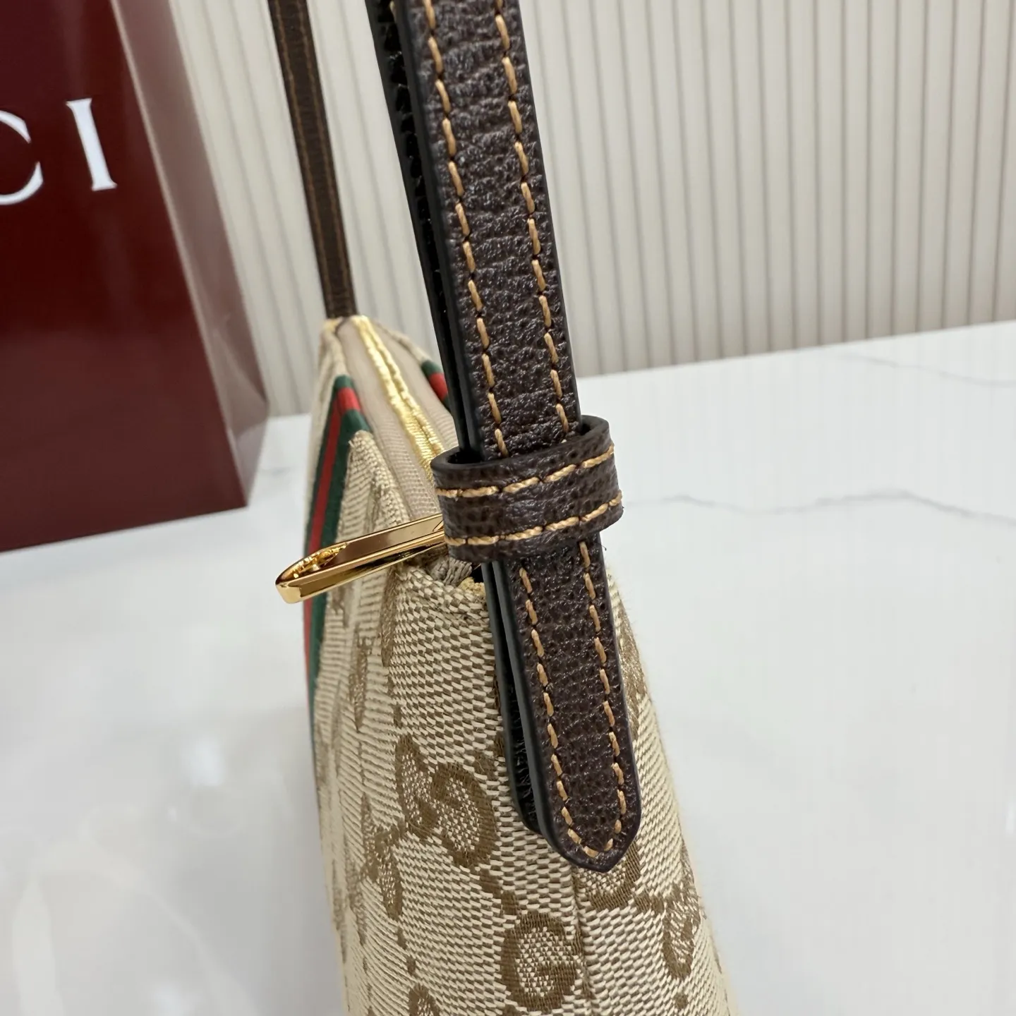 p420。【配全套包装】‼️Generation Gucci古驰世代系列深入探索品牌的典藏元素,将不同世代的设计融合为统一的美学叙事。小皮具设计向马衔扣致敬,将标志性配件细节与Web条纹织带融合,注入复古优雅气息。这款款式采用GG帆布制作,并配有可调节肩带。 沙色和深棕色GG帆布 棕色皮革滚边 金色调配件 沙色帆布衬里,饰有钻石菱格纹图案和棕色塔夫绸衬里 马衔扣、织带和意大利创作Gucci标识 内部:3个卡片隔层 可调节皮革肩带,下垂长度:30厘米 拉链封口 型号:867130。 尺寸:20厘米(宽)x 12.5厘米(高)x 4.5厘米(下深)x 1.5厘米(上深) 重量:约 166 克 颜色:杏布/棕色。 意大利创作