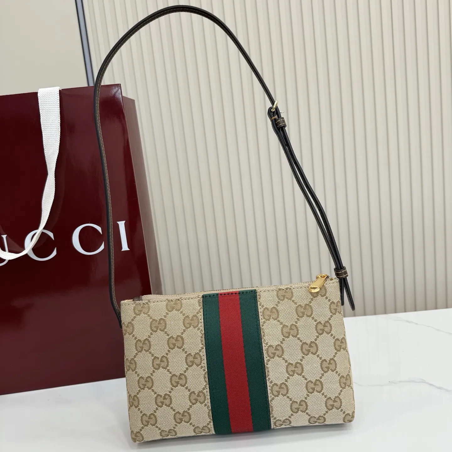p420。【配全套包装】‼️Generation Gucci古驰世代系列深入探索品牌的典藏元素，将不同世代的设计融合为统一的美学叙事。小皮具设计向马衔扣致敬，将标志性配件细节与Web条纹织带融合，注入复古优雅气息。这款款式采用GG帆布制作，并配有可调节肩带。 沙色和深棕色GG帆布 棕色皮革滚边 金色调配件 沙色帆布衬里，饰有钻石菱格纹图案和棕色塔夫绸衬里 马衔扣、织带和意大利创作Gucci标识 内部：3个卡片隔层 可调节皮革肩带，下垂长度：30厘米 拉链封口 型号：867130。 尺寸：20厘米（宽）x 12.5厘米（高）x 4.5厘米（下深）x 1.5厘米（上深） 重量：约 166 克 颜色：杏布/棕色。 意大利创作