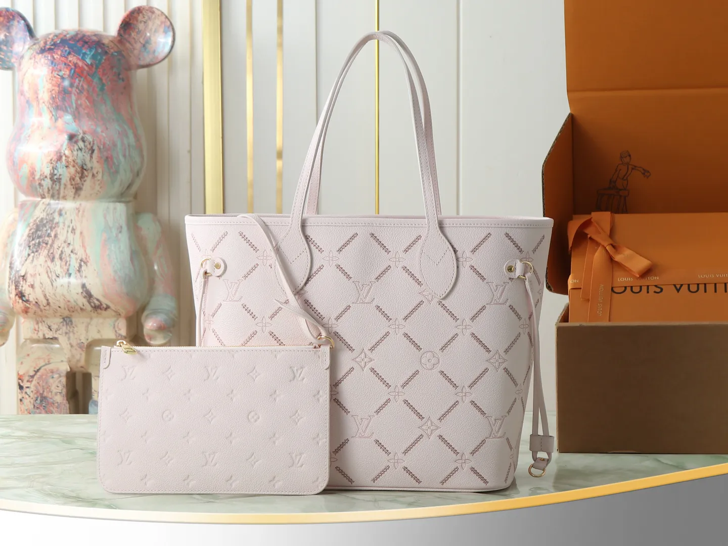 P720【顶级原单 独家实拍】M28527 M45686粉色刺绣本款 Neverfull 中号托特包以路易威登 Monogram Empreinte Couture 标识焕新演绎,撷取三重工艺成就独特饰面,引人联想品牌硬箱内衬。皮革经压纹、印花与刺绣工艺处理,彰显品牌精湛匠艺,与莹泽金属件相得益彰。宽裕空间可容纳笔记本电脑等日常所需。 47 x 28 x 14 厘米 (长度 x 高 x 宽)
