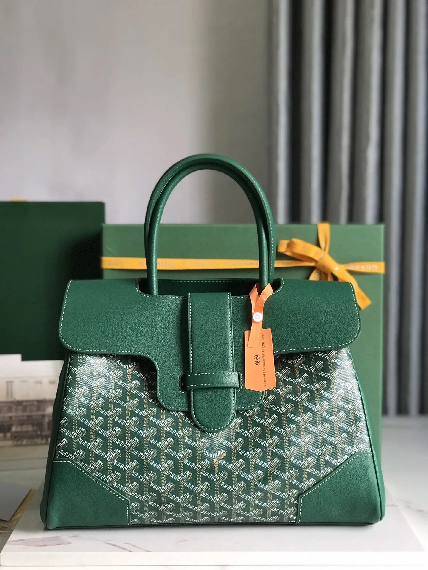 Goyard 西贡Tote 这款西贡母包一出场就有BK的气场,整体更加大气优雅,同时又散发着独特且慵懒的魅力。两侧🉑️展开,内部容量很大,秉承着一贯的实用性与轻便,实测🉑️放14的mac pro。 11个颜色可随意挑选,经典色很适合秋冬,鲜艳靓丽的颜色也能让沉闷的季节有更多活力。 size:34x18x24cm 🔎020236