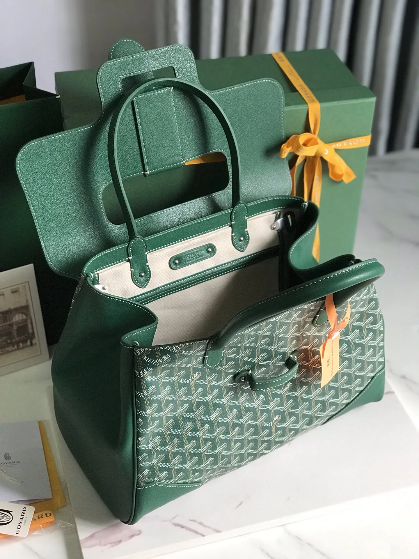 Goyard 西贡Tote 这款西贡母包一出场就有BK的气场，整体更加大气优雅，同时又散发着独特且慵懒的魅力。两侧🉑️展开，内部容量很大，秉承着一贯的实用性与轻便，实测🉑️放14的mac pro。 11个颜色可随意挑选，经典色很适合秋冬，鲜艳靓丽的颜色也能让沉闷的季节有更多活力。 size：34x18x24cm 🔎020236