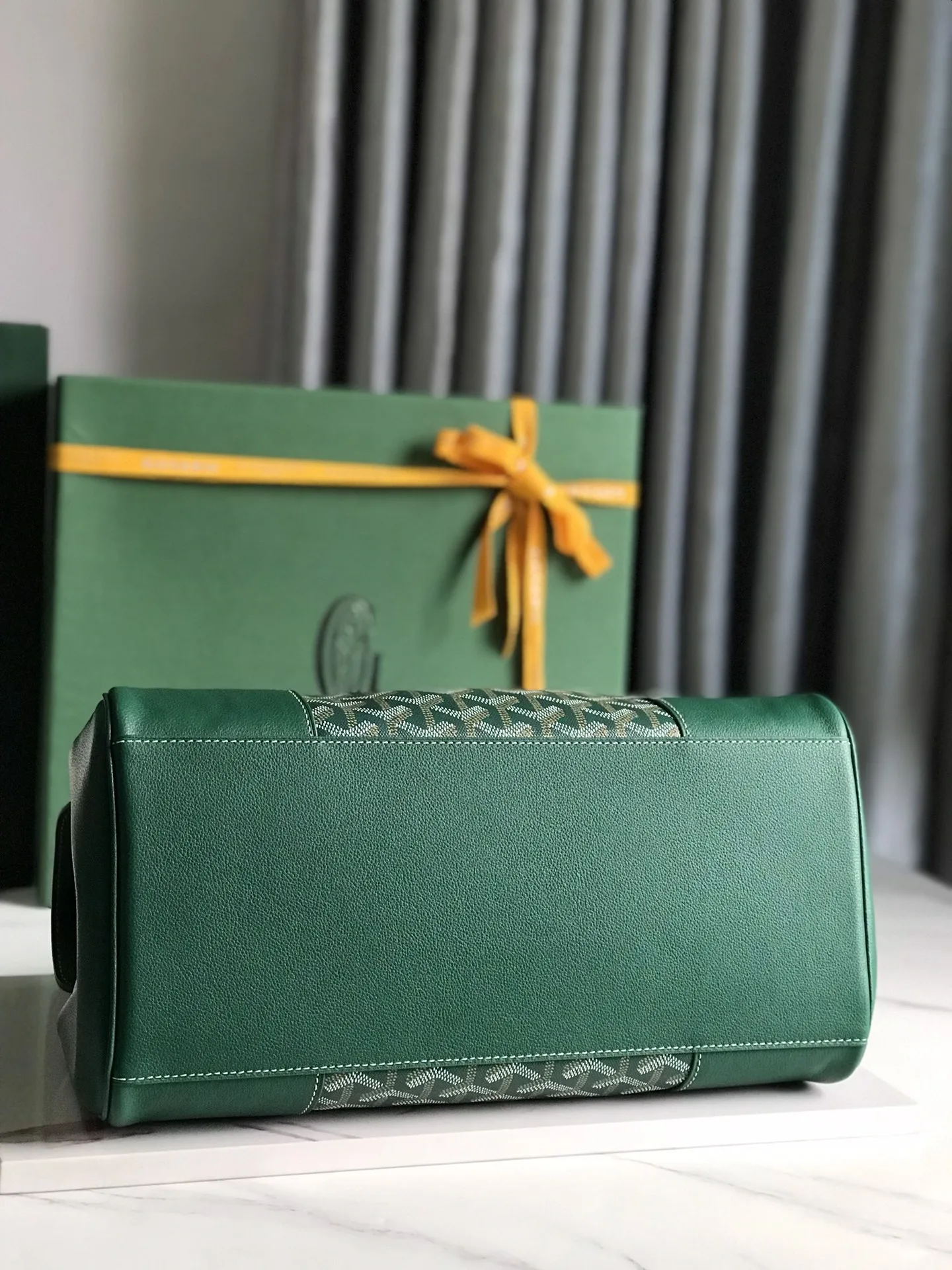Goyard 西贡Tote 这款西贡母包一出场就有BK的气场，整体更加大气优雅，同时又散发着独特且慵懒的魅力。两侧🉑️展开，内部容量很大，秉承着一贯的实用性与轻便，实测🉑️放14的mac pro。 11个颜色可随意挑选，经典色很适合秋冬，鲜艳靓丽的颜色也能让沉闷的季节有更多活力。 size：34x18x24cm 🔎020236