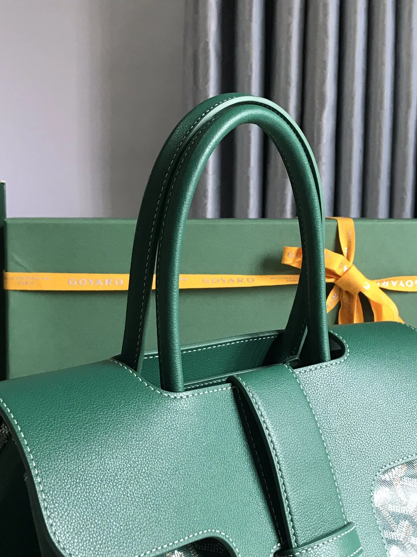 Goyard 西贡Tote 这款西贡母包一出场就有BK的气场，整体更加大气优雅，同时又散发着独特且慵懒的魅力。两侧🉑️展开，内部容量很大，秉承着一贯的实用性与轻便，实测🉑️放14的mac pro。 11个颜色可随意挑选，经典色很适合秋冬，鲜艳靓丽的颜色也能让沉闷的季节有更多活力。 size：34x18x24cm 🔎020236