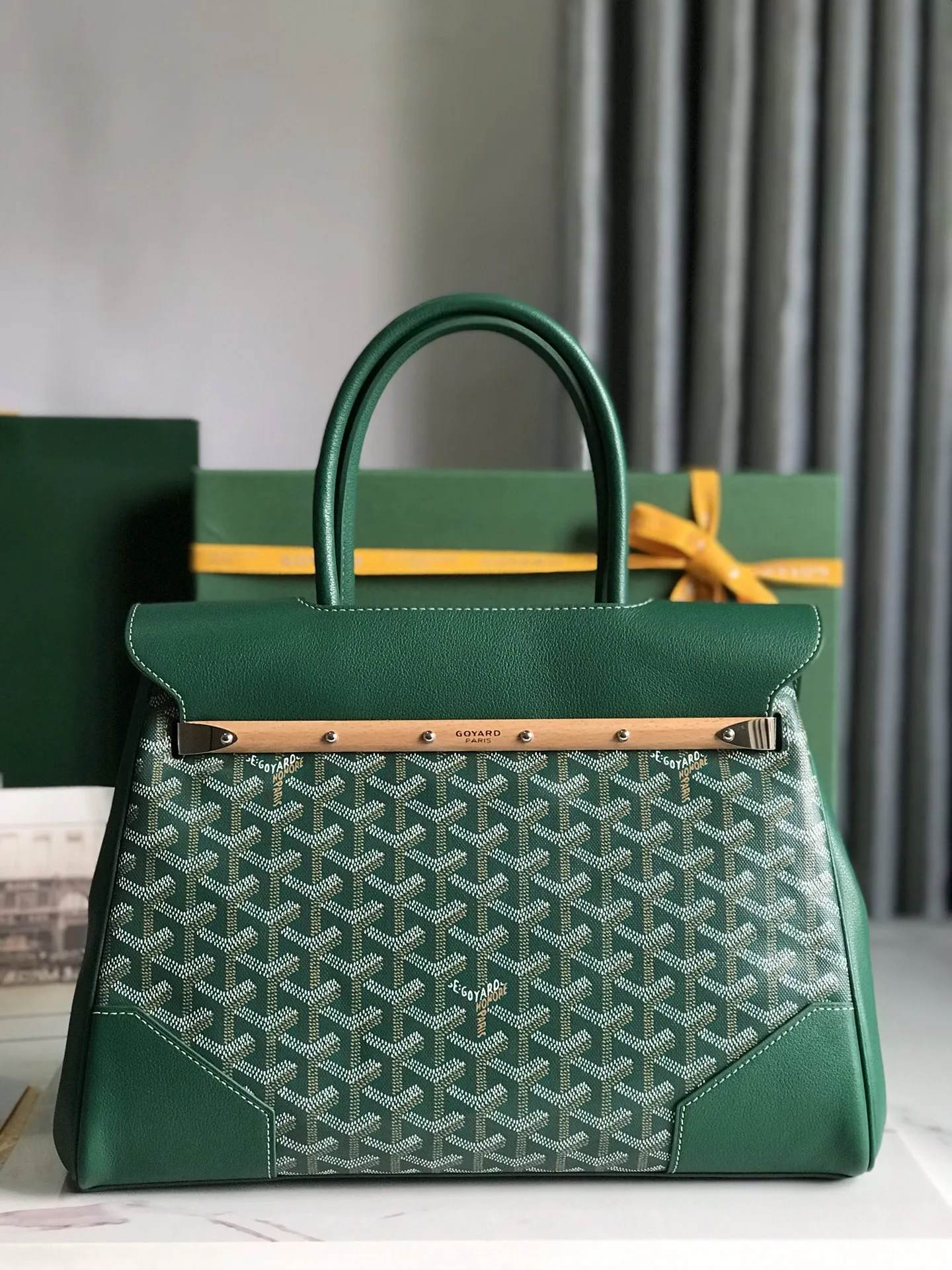 Goyard 西贡Tote 这款西贡母包一出场就有BK的气场,整体更加大气优雅,同时又散发着独特且慵懒的魅力。两侧🉑️展开,内部容量很大,秉承着一贯的实用性与轻便,实测🉑️放14的mac pro。 11个颜色可随意挑选,经典色很适合秋冬,鲜艳靓丽的颜色也能让沉闷的季节有更多活力。 size:34x18x24cm 🔎020236