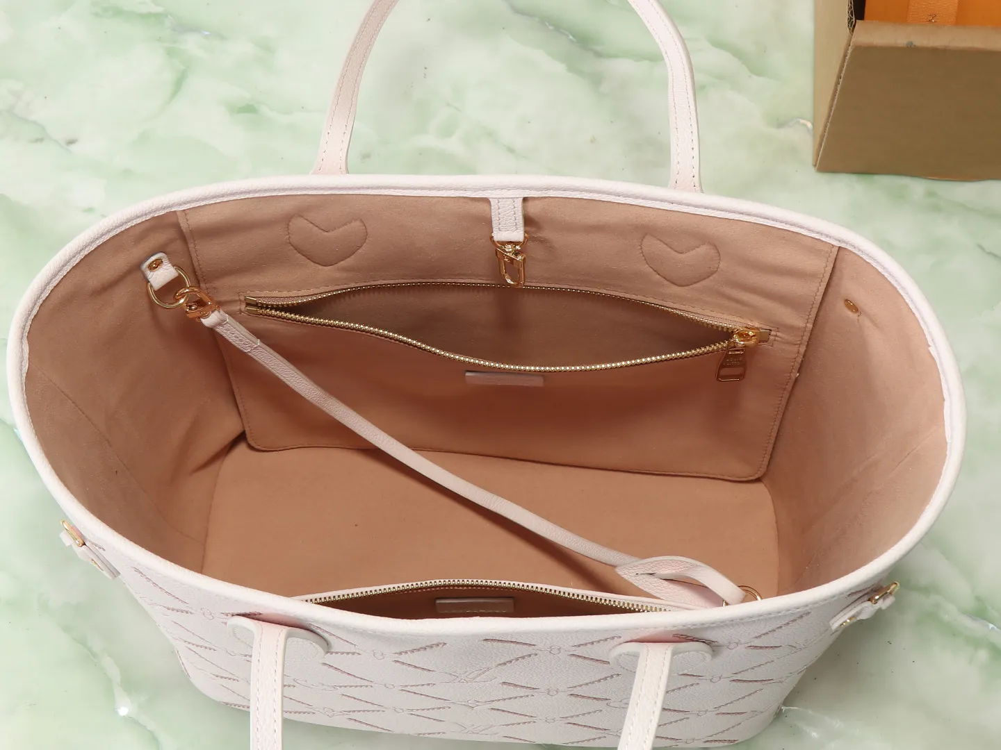 P720【顶级原单 独家实拍】M28527 M45686粉色刺绣本款 Neverfull 中号托特包以路易威登 Monogram Empreinte Couture 标识焕新演绎，撷取三重工艺成就独特饰面，引人联想品牌硬箱内衬。皮革经压纹、印花与刺绣工艺处理，彰显品牌精湛匠艺，与莹泽金属件相得益彰。宽裕空间可容纳笔记本电脑等日常所需。 47 x 28 x 14 厘米 (长度 x 高 x 宽)