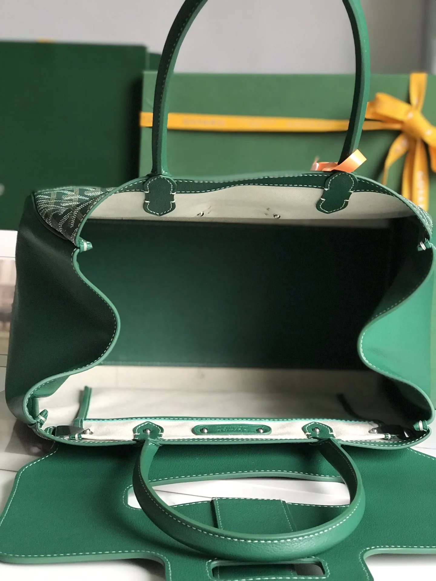 Goyard 西贡Tote 这款西贡母包一出场就有BK的气场，整体更加大气优雅，同时又散发着独特且慵懒的魅力。两侧🉑️展开，内部容量很大，秉承着一贯的实用性与轻便，实测🉑️放14的mac pro。 11个颜色可随意挑选，经典色很适合秋冬，鲜艳靓丽的颜色也能让沉闷的季节有更多活力。 size：34x18x24cm 🔎020236