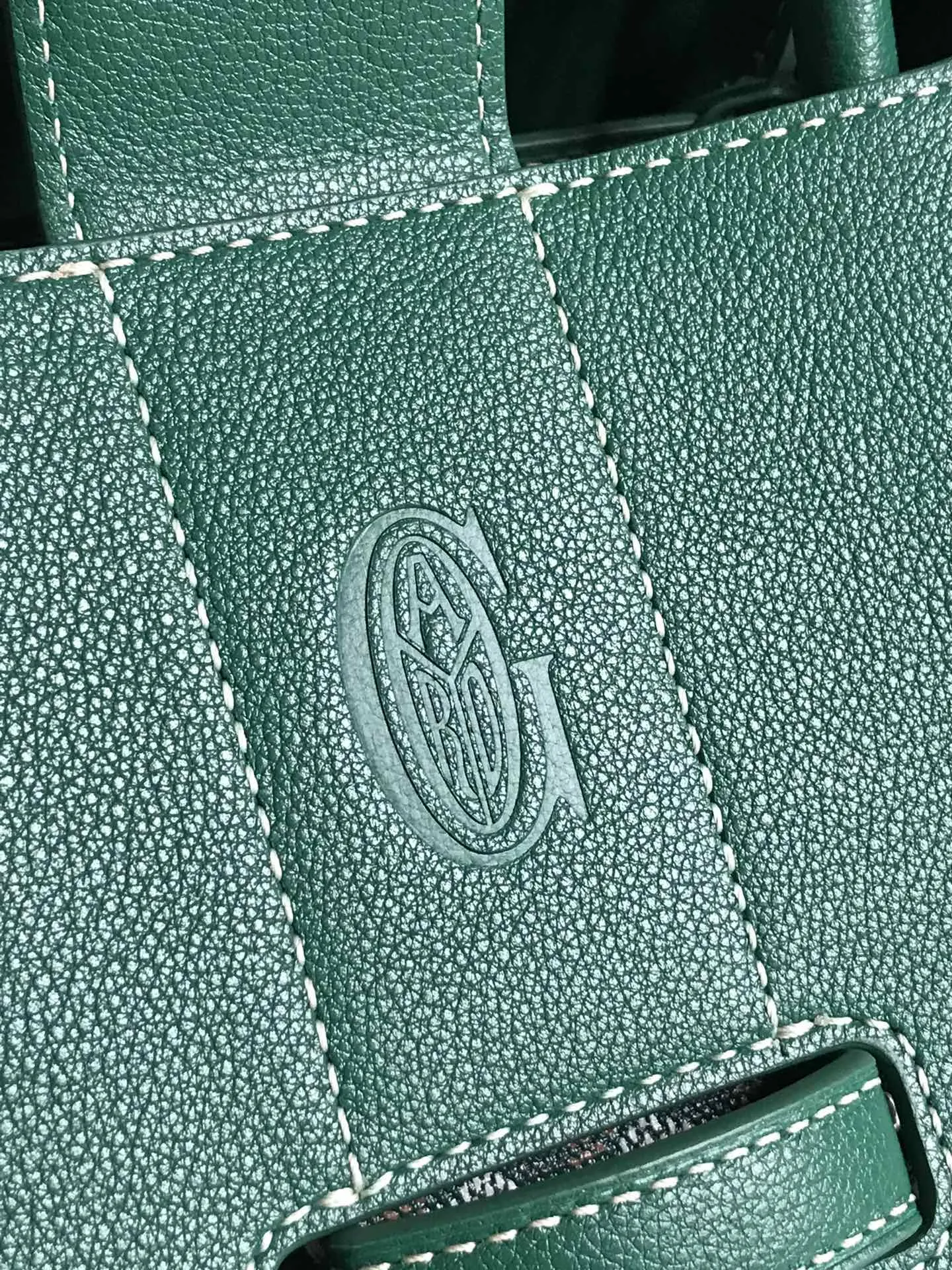 Goyard 西贡Tote 这款西贡母包一出场就有BK的气场，整体更加大气优雅，同时又散发着独特且慵懒的魅力。两侧🉑️展开，内部容量很大，秉承着一贯的实用性与轻便，实测🉑️放14的mac pro。 11个颜色可随意挑选，经典色很适合秋冬，鲜艳靓丽的颜色也能让沉闷的季节有更多活力。 size：34x18x24cm 🔎020236