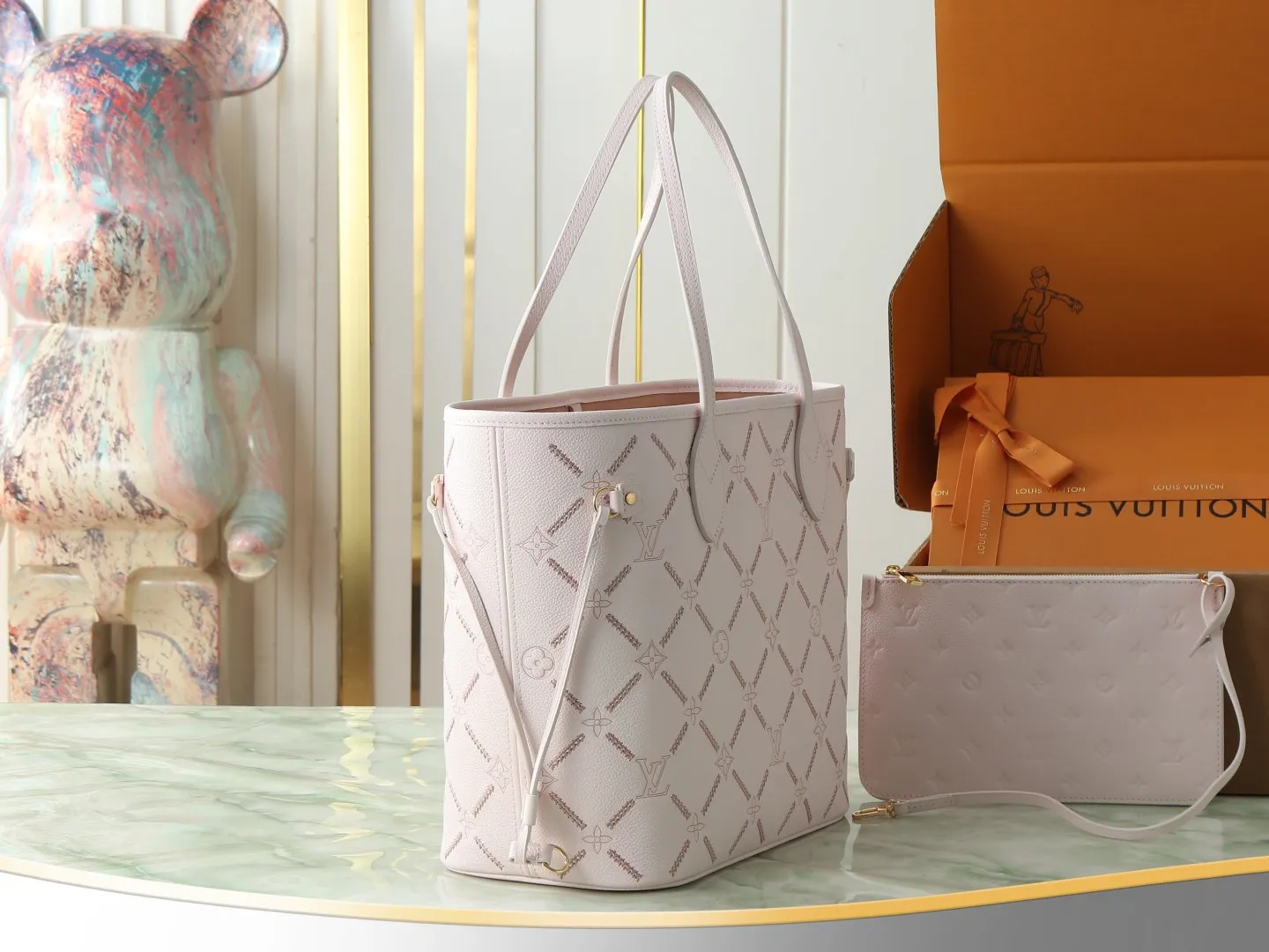 P720【顶级原单 独家实拍】M28527 M45686粉色刺绣本款 Neverfull 中号托特包以路易威登 Monogram Empreinte Couture 标识焕新演绎，撷取三重工艺成就独特饰面，引人联想品牌硬箱内衬。皮革经压纹、印花与刺绣工艺处理，彰显品牌精湛匠艺，与莹泽金属件相得益彰。宽裕空间可容纳笔记本电脑等日常所需。 47 x 28 x 14 厘米 (长度 x 高 x 宽)