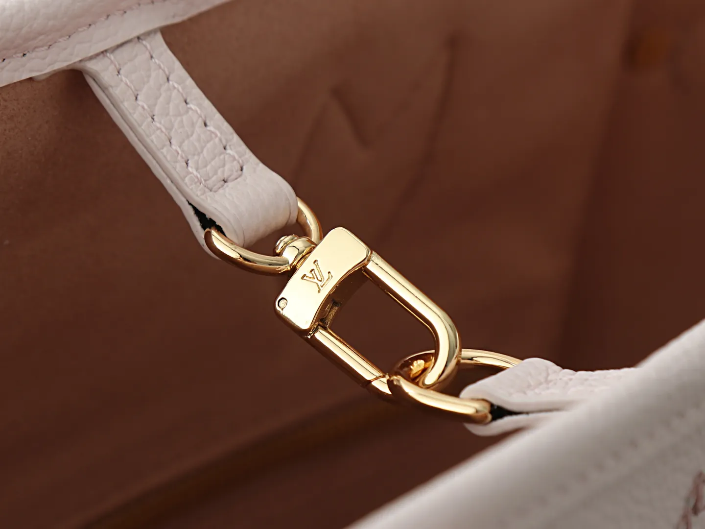P720【顶级原单 独家实拍】M28527 M45686粉色刺绣本款 Neverfull 中号托特包以路易威登 Monogram Empreinte Couture 标识焕新演绎,撷取三重工艺成就独特饰面,引人联想品牌硬箱内衬。皮革经压纹、印花与刺绣工艺处理,彰显品牌精湛匠艺,与莹泽金属件相得益彰。宽裕空间可容纳笔记本电脑等日常所需。 47 x 28 x 14 厘米 (长度 x 高 x 宽)