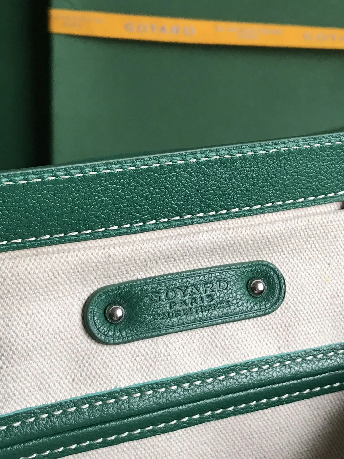 Goyard 西贡Tote 这款西贡母包一出场就有BK的气场，整体更加大气优雅，同时又散发着独特且慵懒的魅力。两侧🉑️展开，内部容量很大，秉承着一贯的实用性与轻便，实测🉑️放14的mac pro。 11个颜色可随意挑选，经典色很适合秋冬，鲜艳靓丽的颜色也能让沉闷的季节有更多活力。 size：34x18x24cm 🔎020236