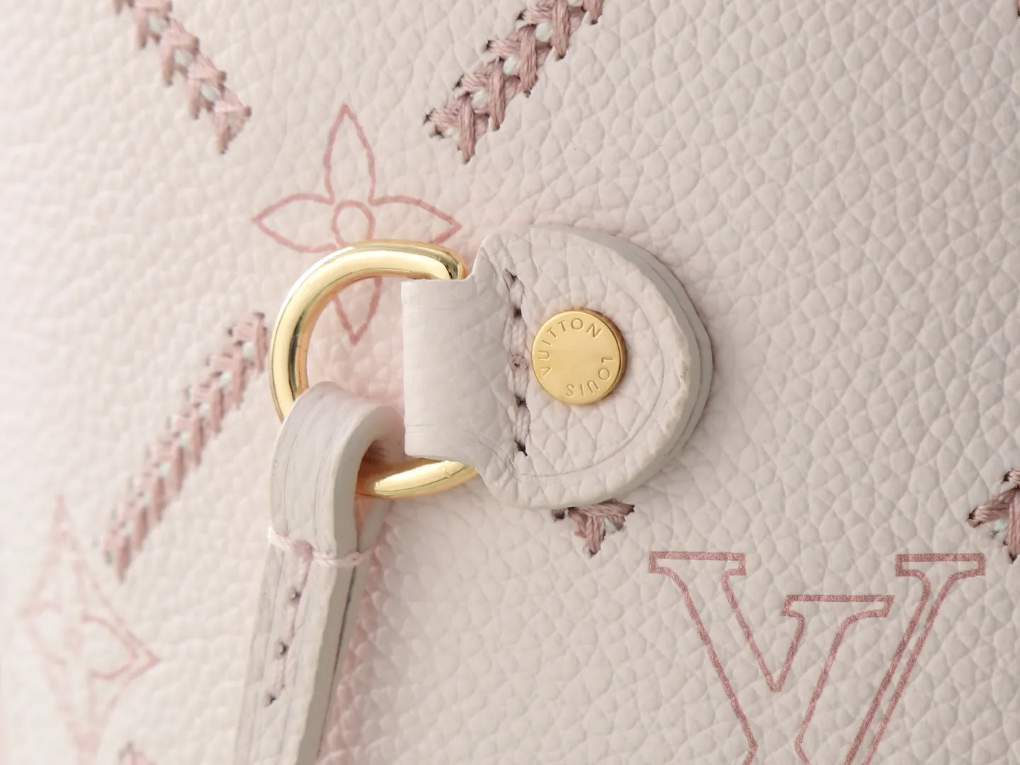 P720【顶级原单 独家实拍】M28527 M45686粉色刺绣本款 Neverfull 中号托特包以路易威登 Monogram Empreinte Couture 标识焕新演绎，撷取三重工艺成就独特饰面，引人联想品牌硬箱内衬。皮革经压纹、印花与刺绣工艺处理，彰显品牌精湛匠艺，与莹泽金属件相得益彰。宽裕空间可容纳笔记本电脑等日常所需。 47 x 28 x 14 厘米 (长度 x 高 x 宽)