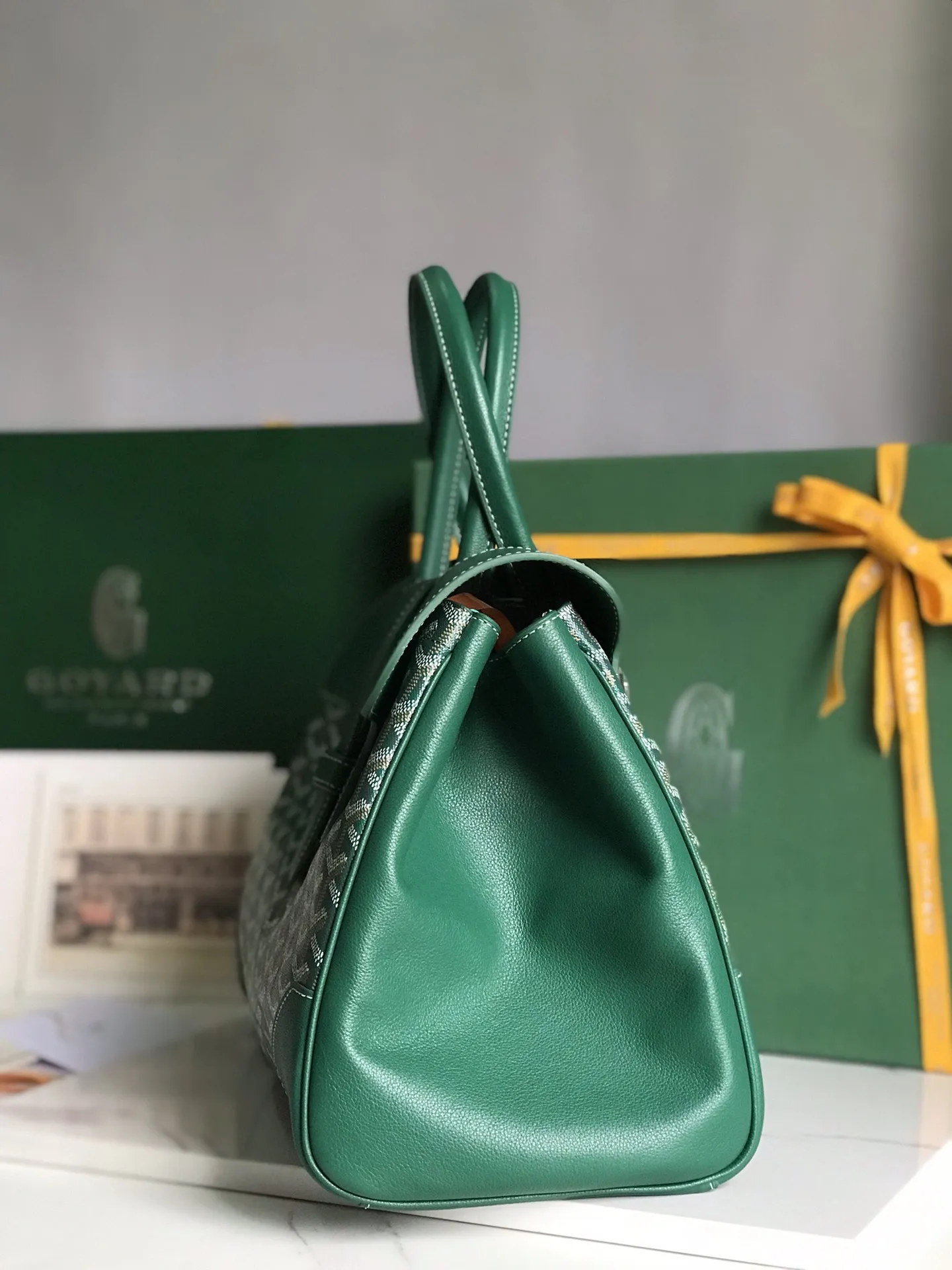 Goyard 西贡Tote 这款西贡母包一出场就有BK的气场,整体更加大气优雅,同时又散发着独特且慵懒的魅力。两侧🉑️展开,内部容量很大,秉承着一贯的实用性与轻便,实测🉑️放14的mac pro。 11个颜色可随意挑选,经典色很适合秋冬,鲜艳靓丽的颜色也能让沉闷的季节有更多活力。 size:34x18x24cm 🔎020236