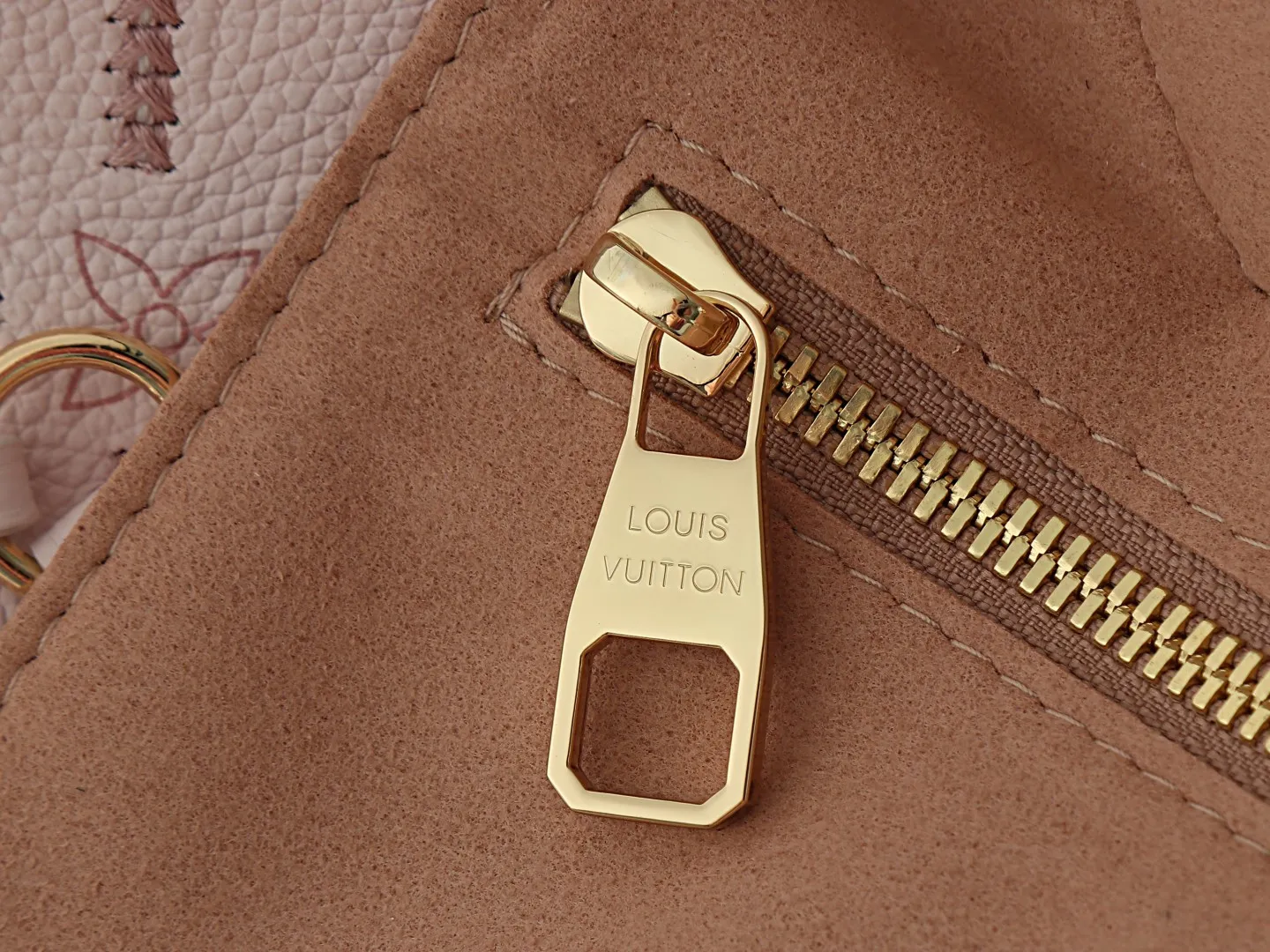 P720【顶级原单 独家实拍】M28527 M45686粉色刺绣本款 Neverfull 中号托特包以路易威登 Monogram Empreinte Couture 标识焕新演绎,撷取三重工艺成就独特饰面,引人联想品牌硬箱内衬。皮革经压纹、印花与刺绣工艺处理,彰显品牌精湛匠艺,与莹泽金属件相得益彰。宽裕空间可容纳笔记本电脑等日常所需。 47 x 28 x 14 厘米 (长度 x 高 x 宽)