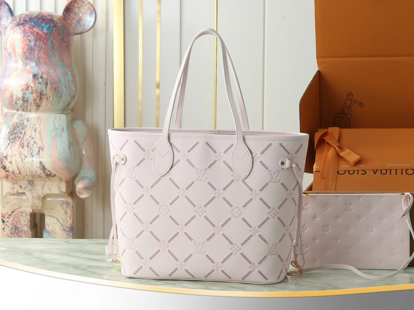 P720【顶级原单 独家实拍】M28527 M45686粉色刺绣本款 Neverfull 中号托特包以路易威登 Monogram Empreinte Couture 标识焕新演绎,撷取三重工艺成就独特饰面,引人联想品牌硬箱内衬。皮革经压纹、印花与刺绣工艺处理,彰显品牌精湛匠艺,与莹泽金属件相得益彰。宽裕空间可容纳笔记本电脑等日常所需。 47 x 28 x 14 厘米 (长度 x 高 x 宽)