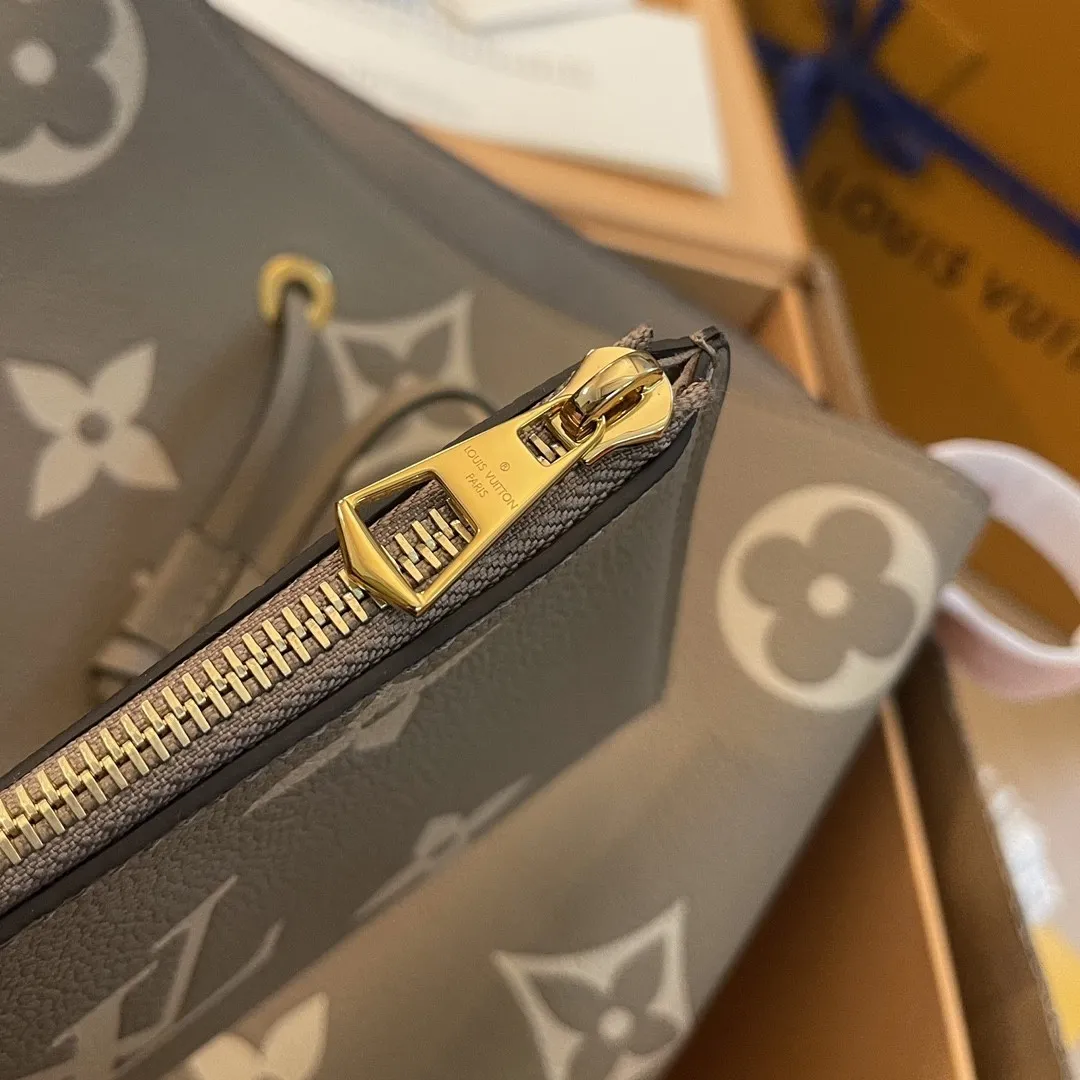 ✔️NÉONOÉ手袋 型号:M45555大象灰 ❥品质提升,同步电子(163C01变码芯片) ❥皮料是zp代工厂意大利面料,A级牛皮(私品) ❥zp同厂全钢五金(品质,五金、面料、手工、油边) 26x26x17.5cm